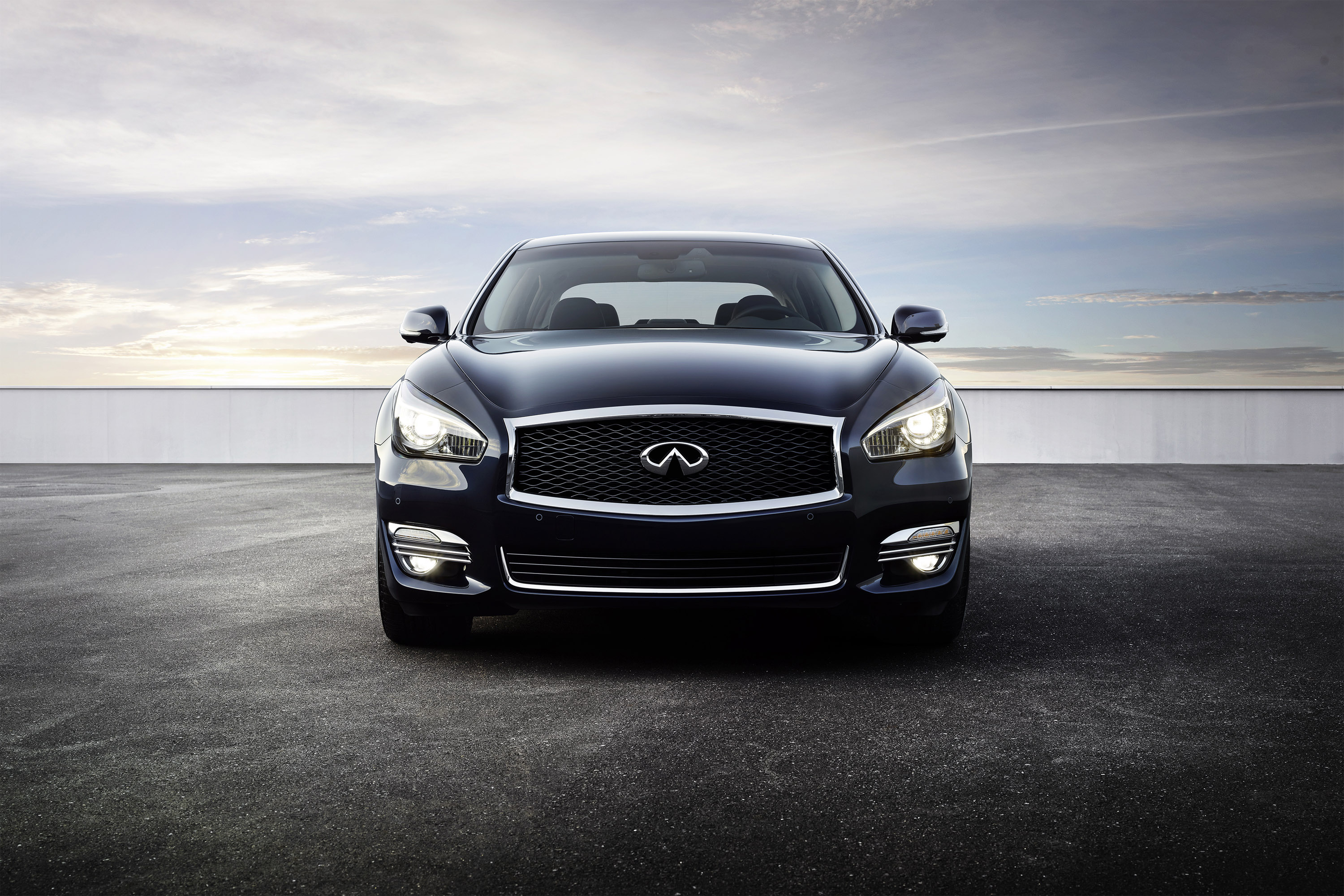 Infiniti Q70L photo #2