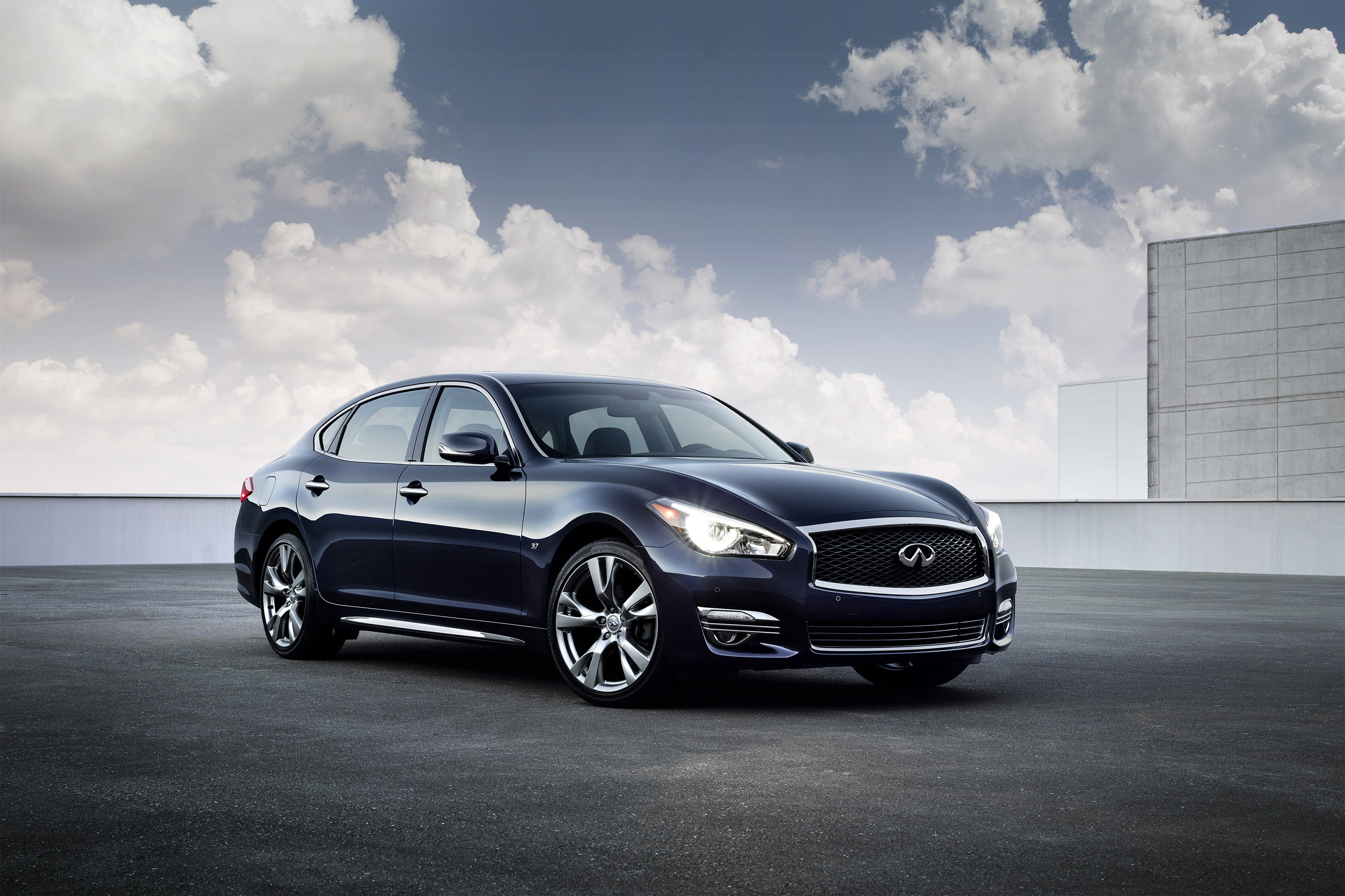 Infiniti Q70L photo #3