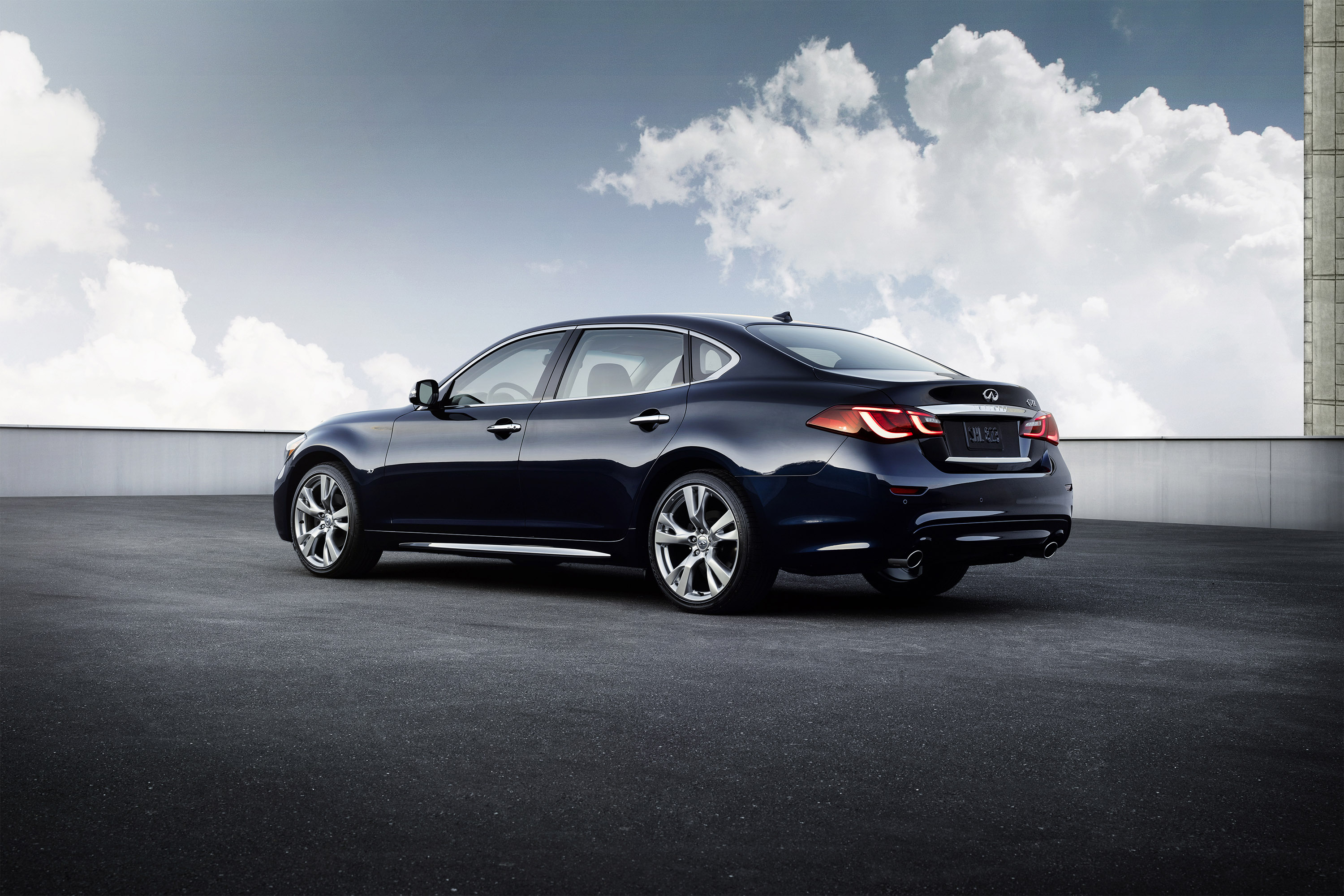 Infiniti Q70L photo #15