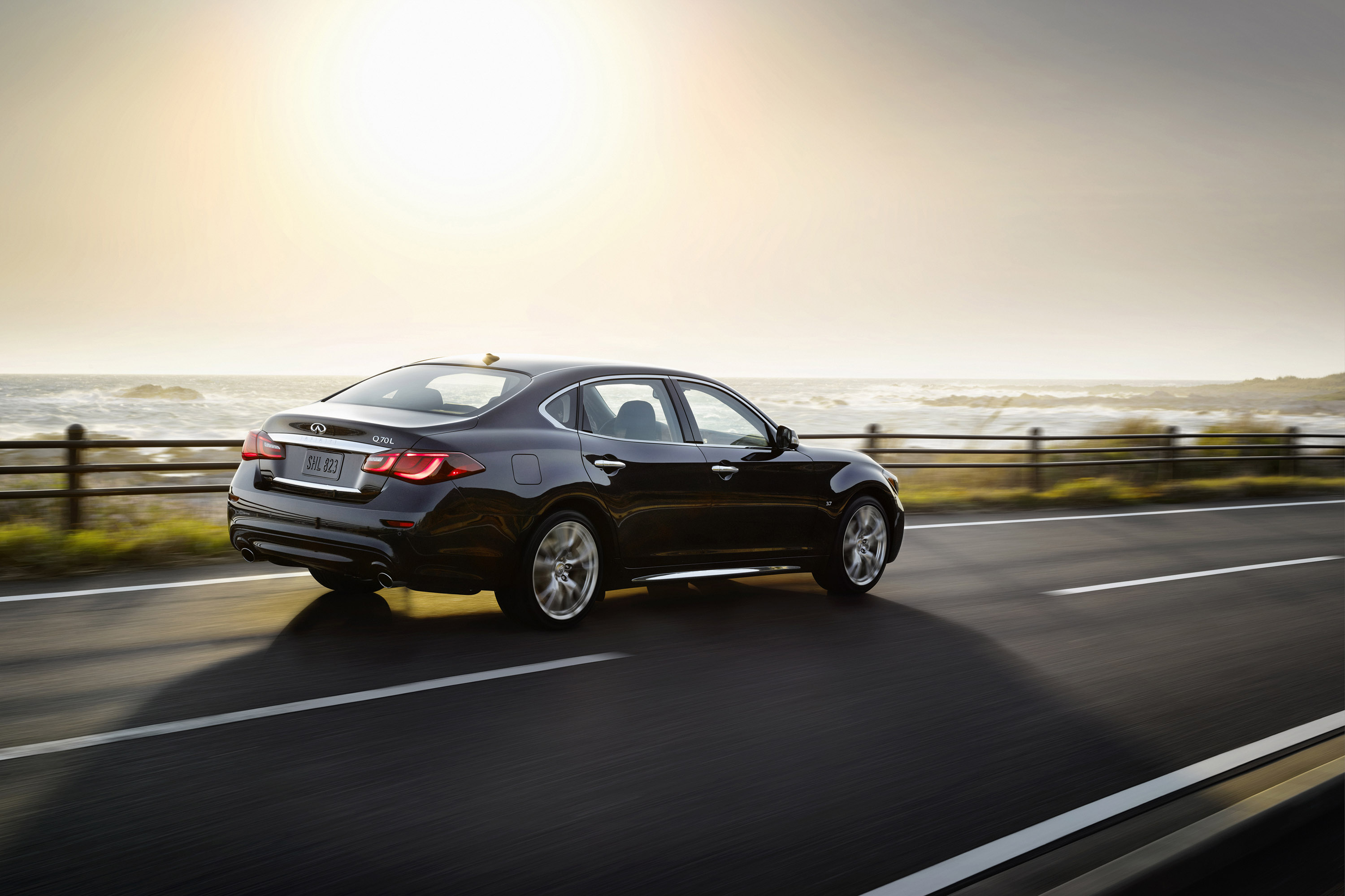 Infiniti Q70L photo #16