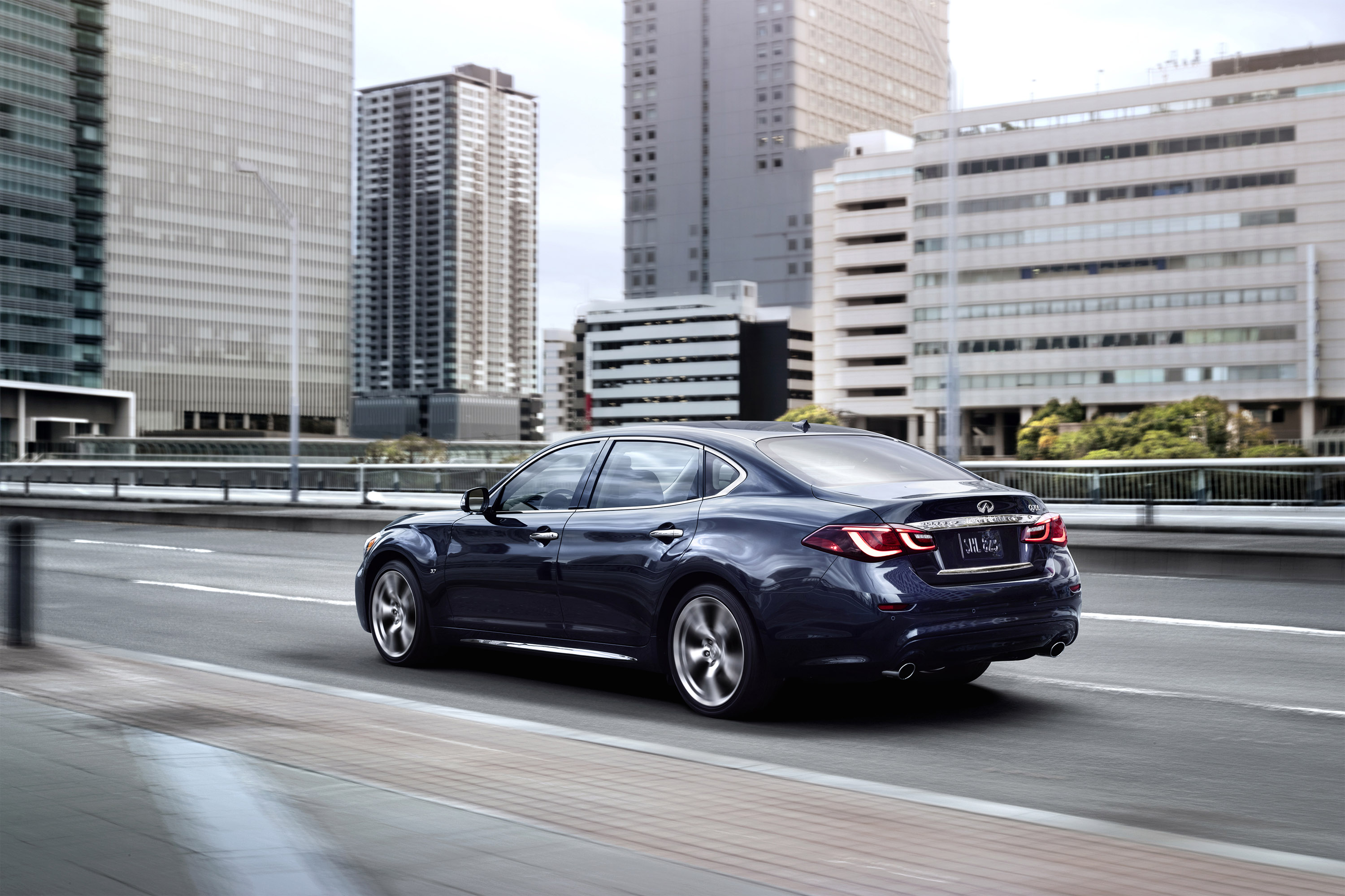 Infiniti Q70L photo #17
