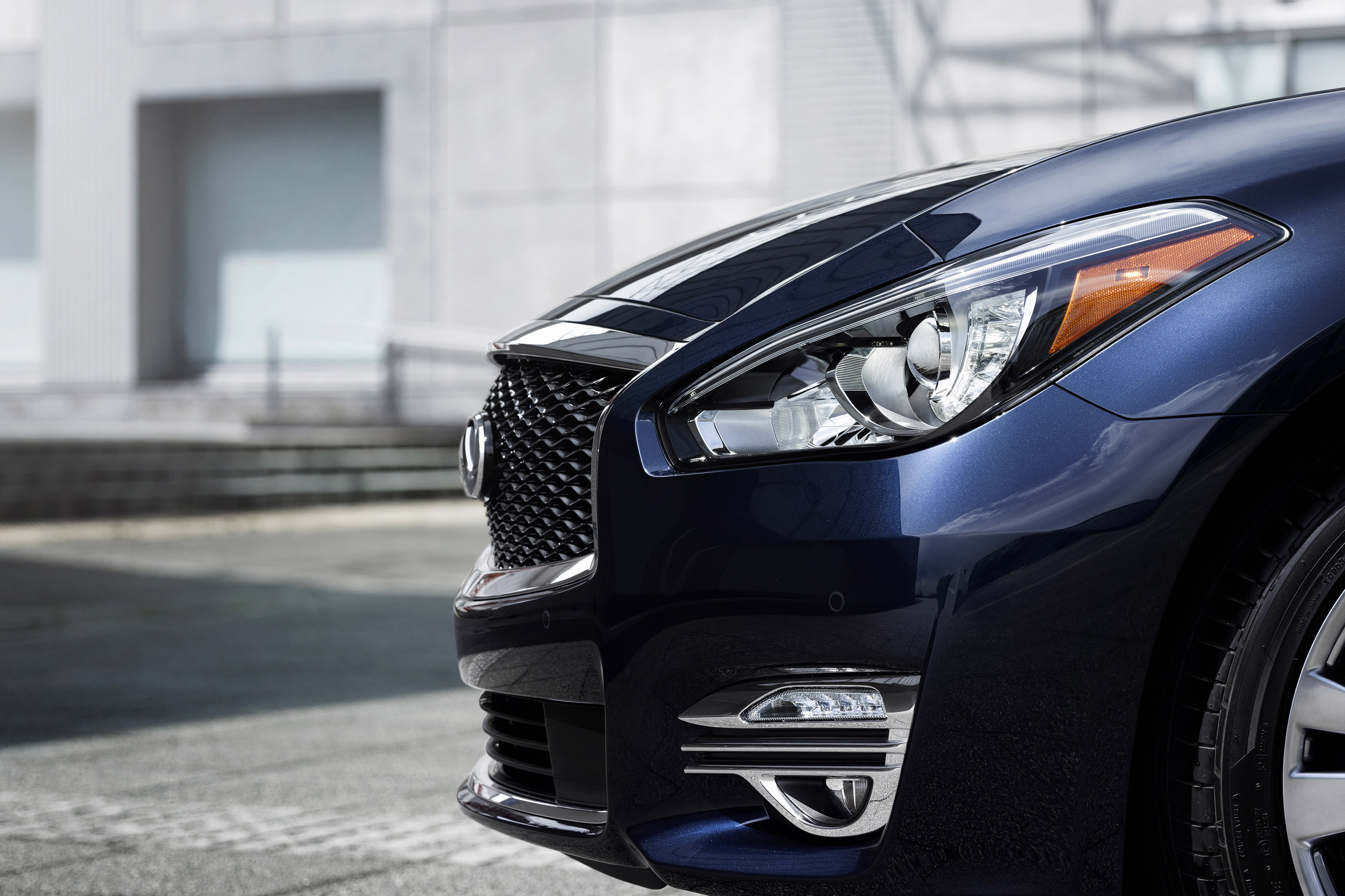 Infiniti Q70L photo #18