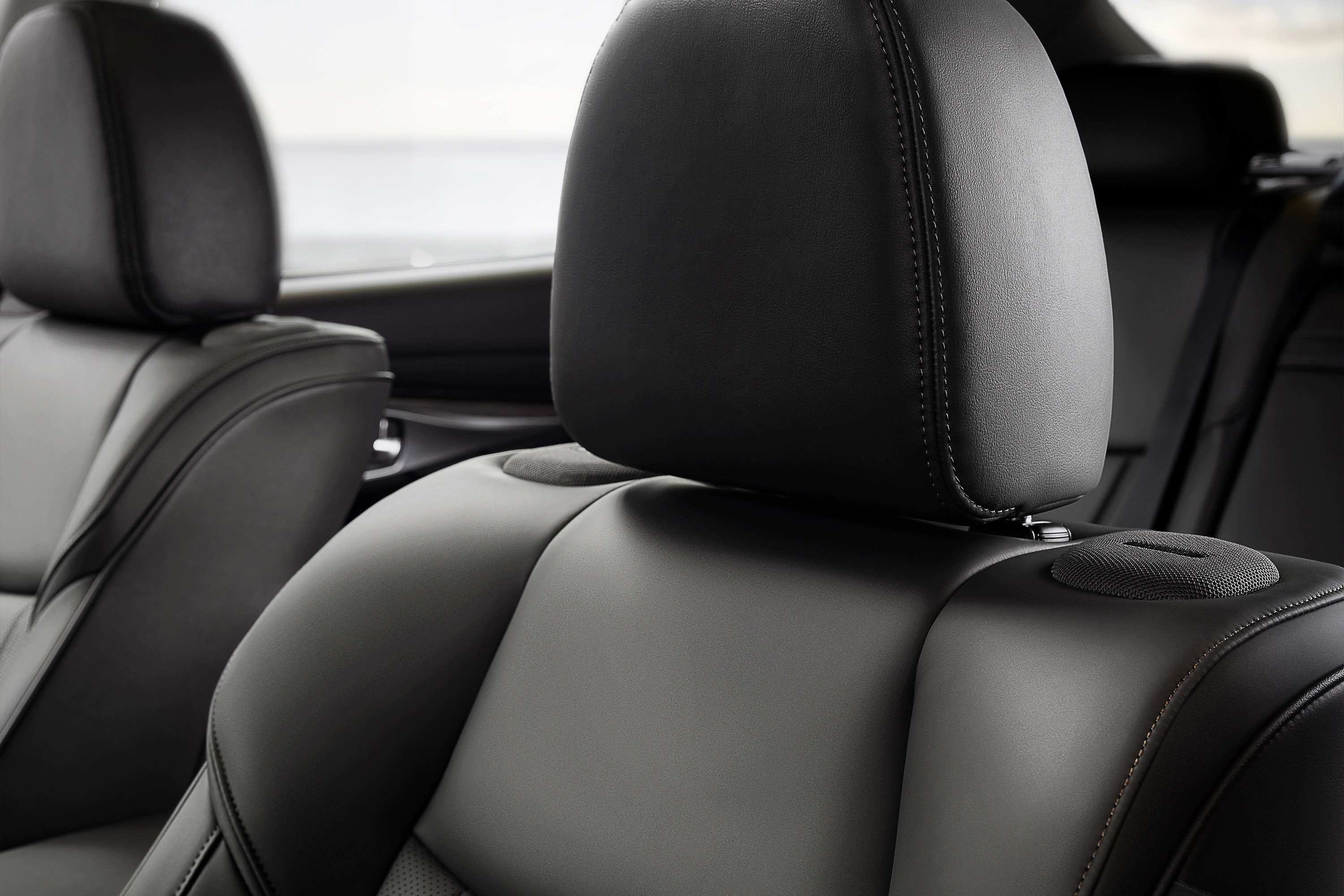Infiniti Q70L photo #21
