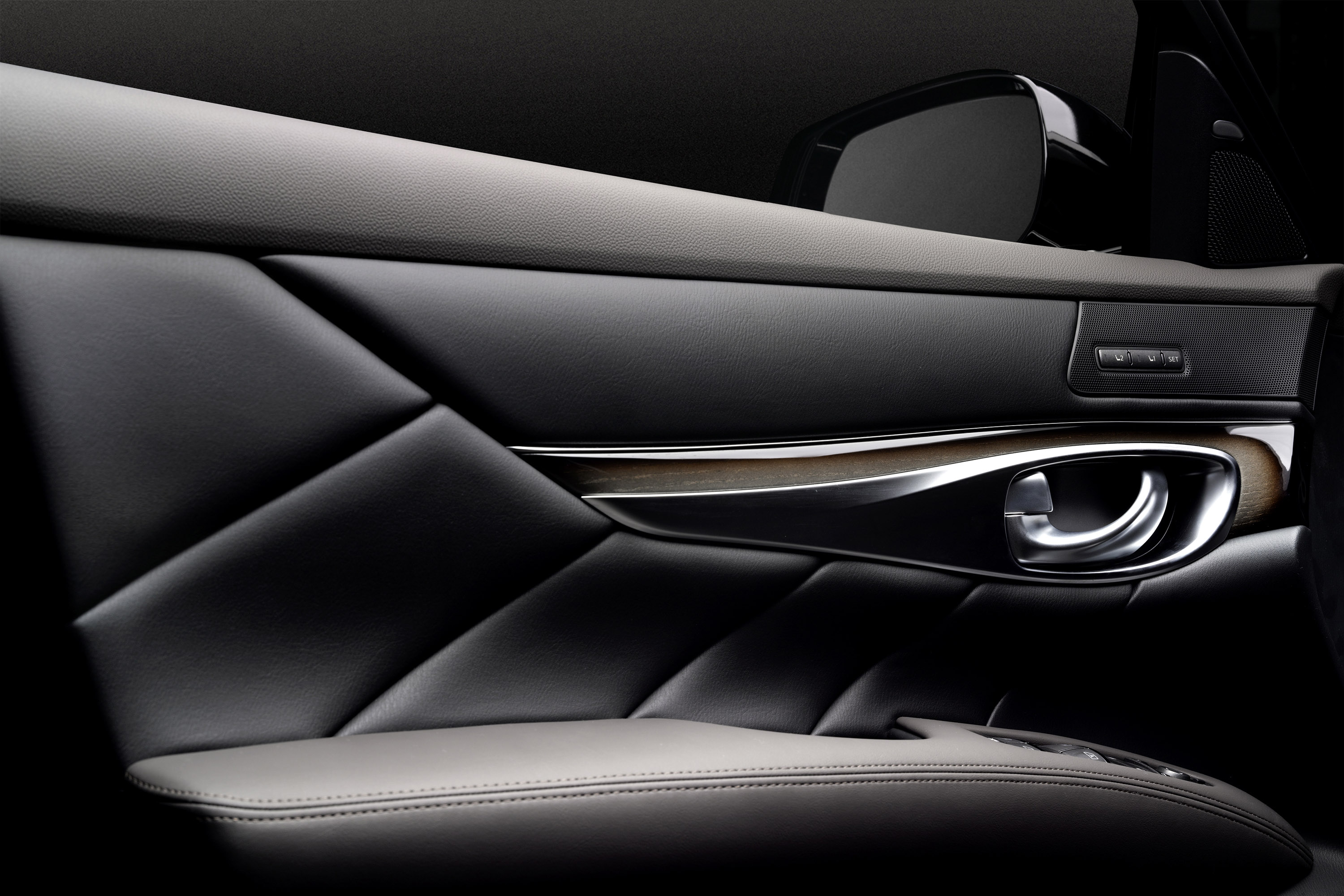 Infiniti Q70L photo #23