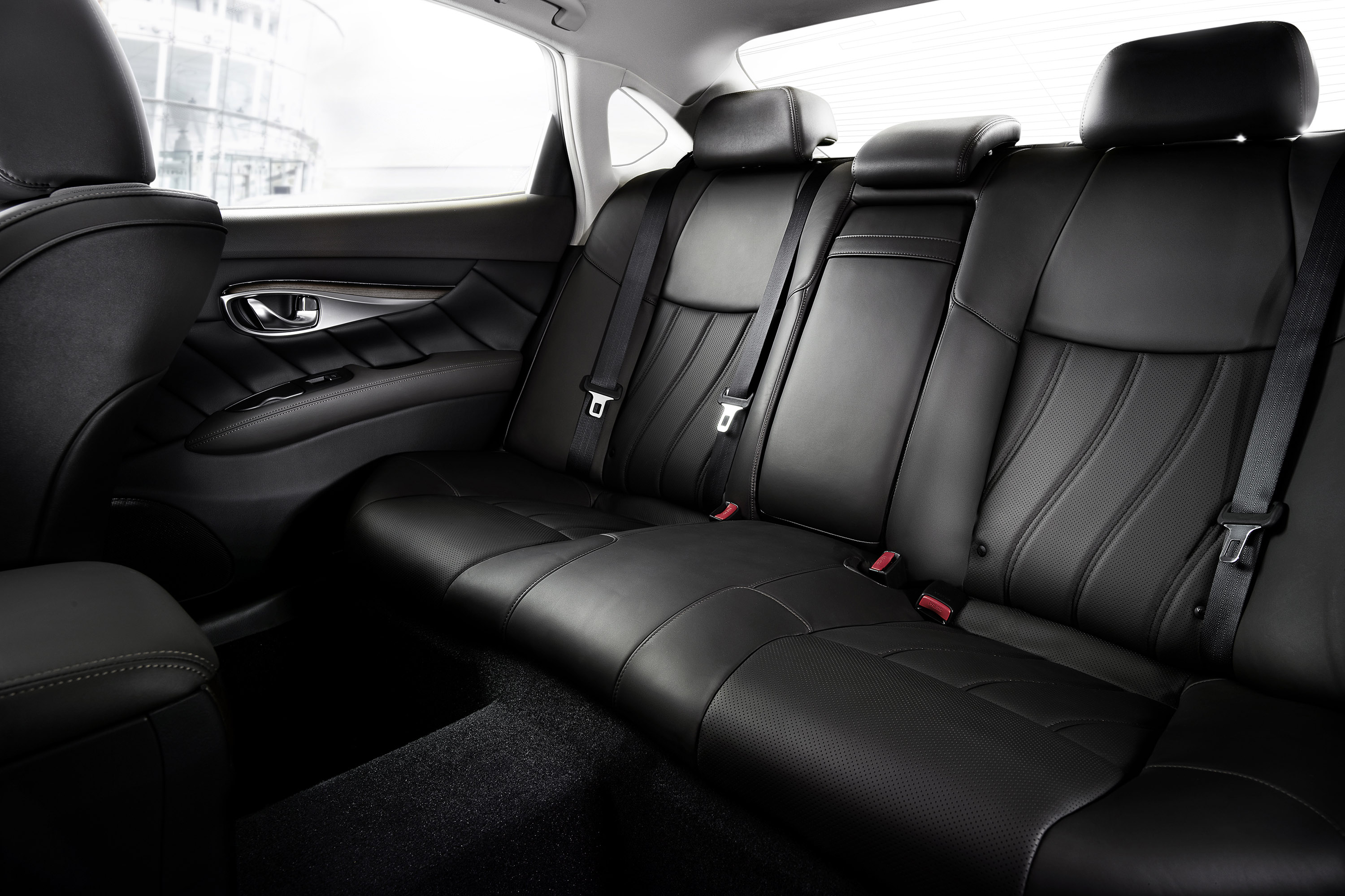 Infiniti Q70L photo #24