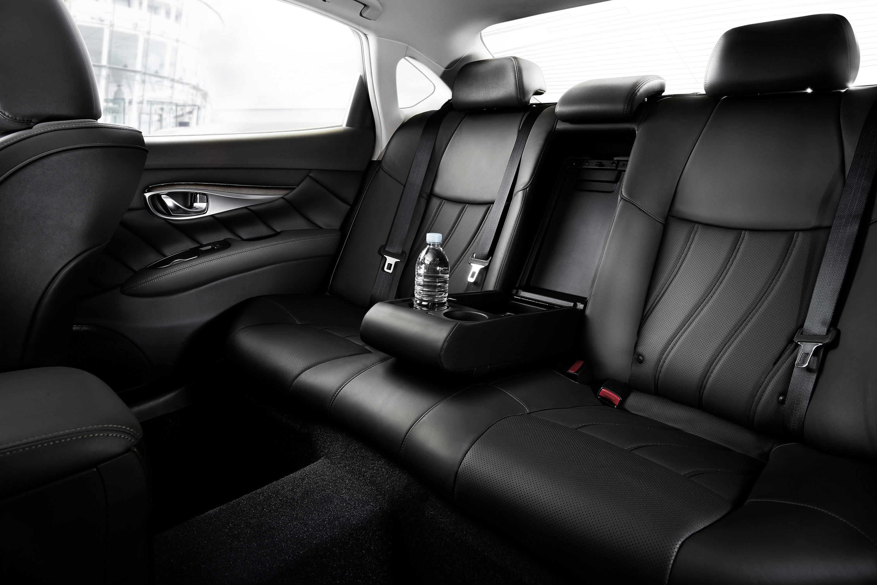 Infiniti Q70L photo #25