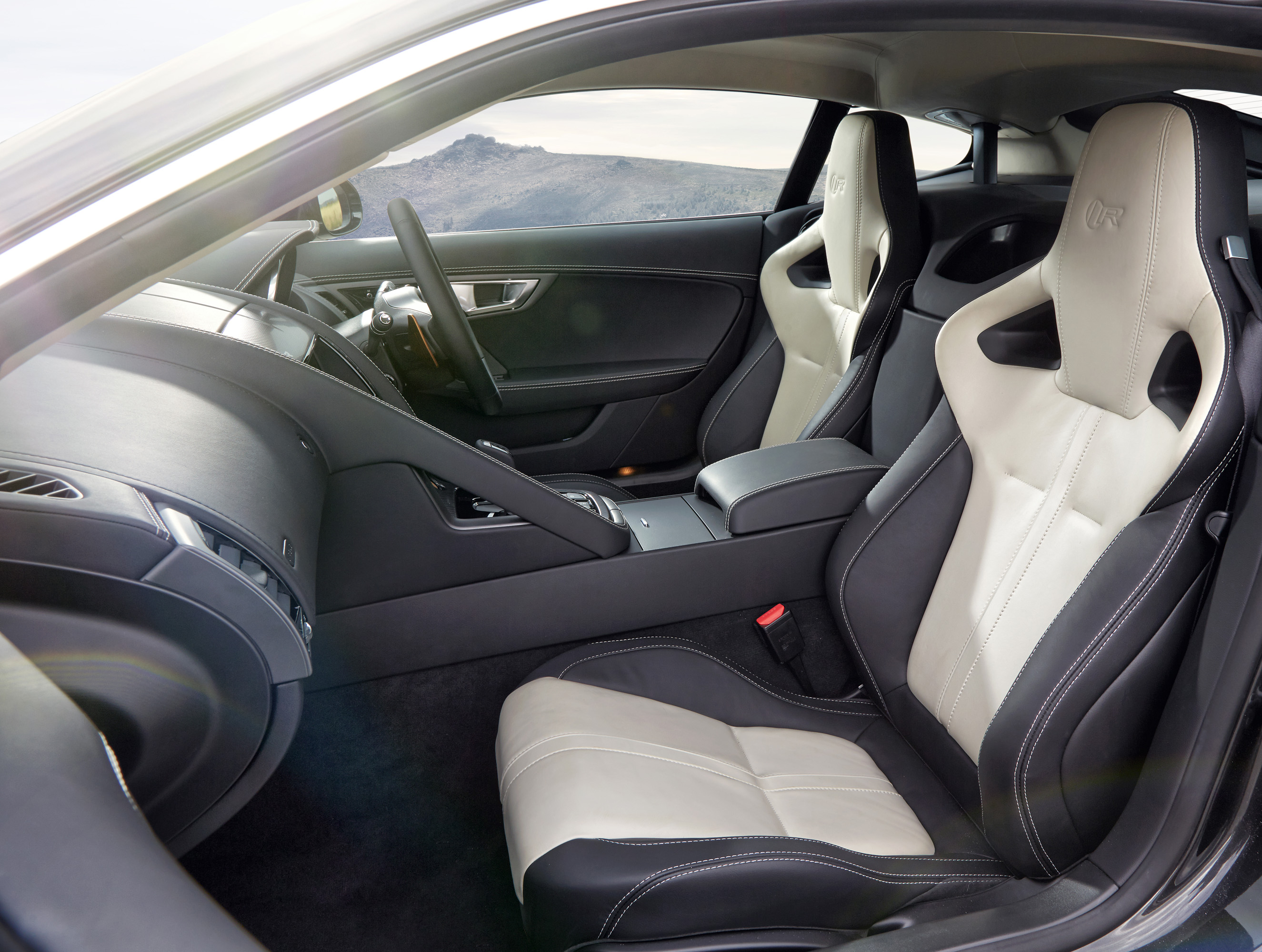 Jaguar F-Type R Coupe photo #28