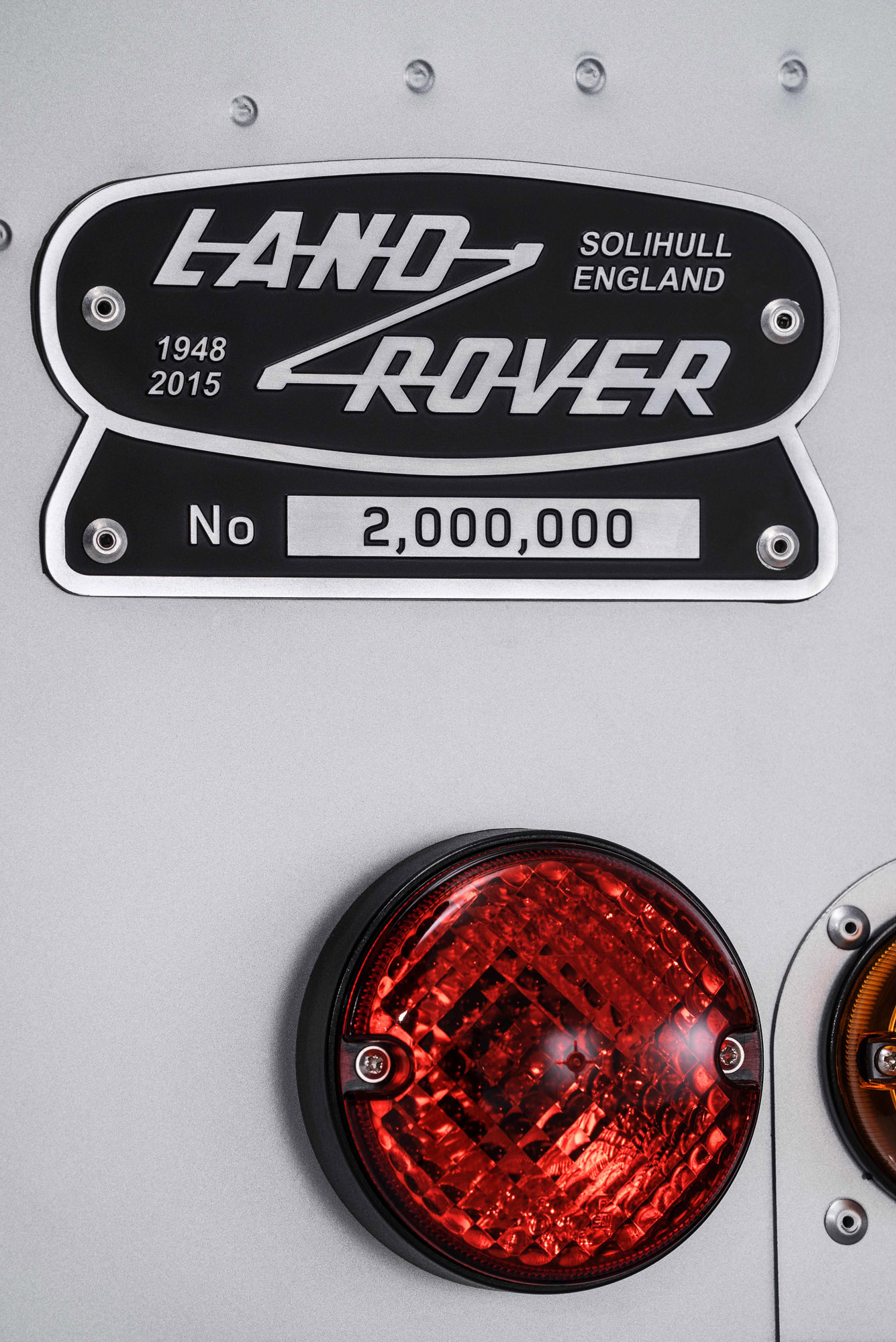 Land Rover Defender 2 000 000 photo #15