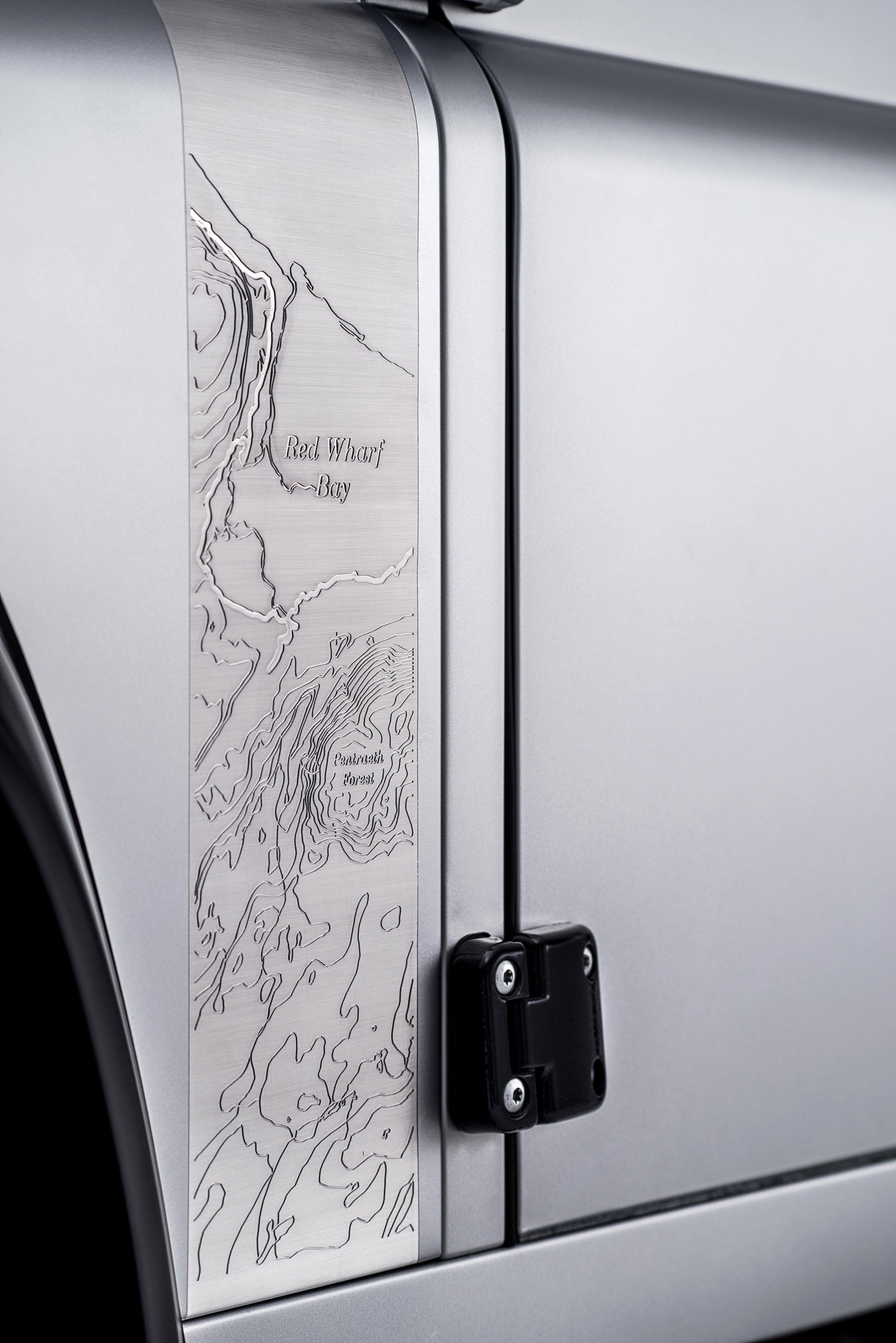 Land Rover Defender 2 000 000 photo #20