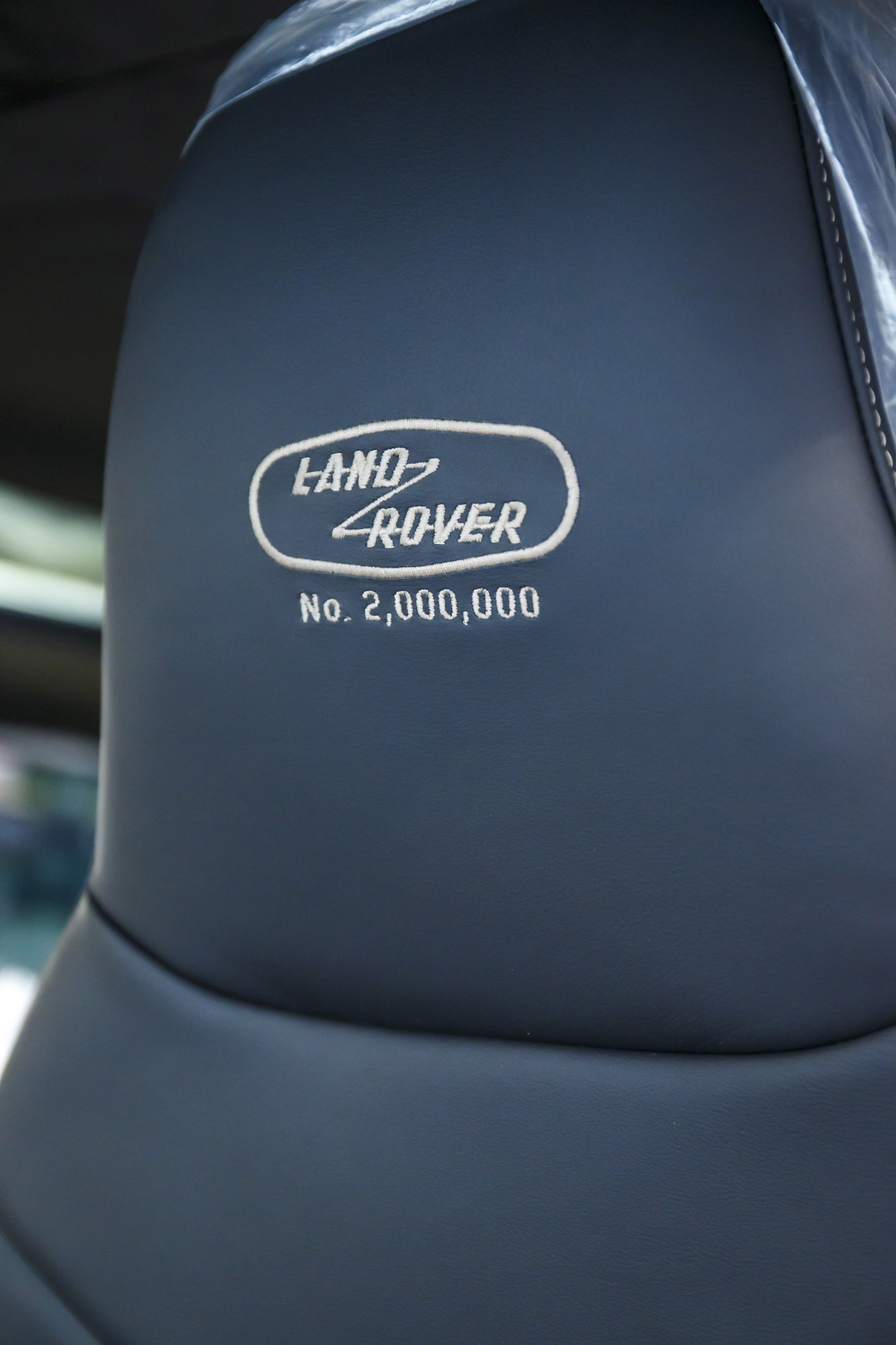 Land Rover Defender 2 000 000 photo #26