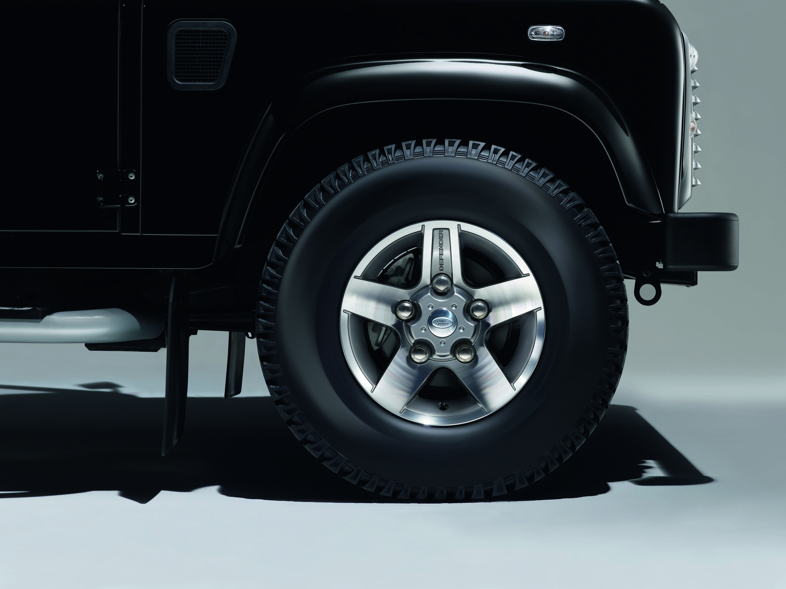 Land Rover Defender XS Black Pack photo #5