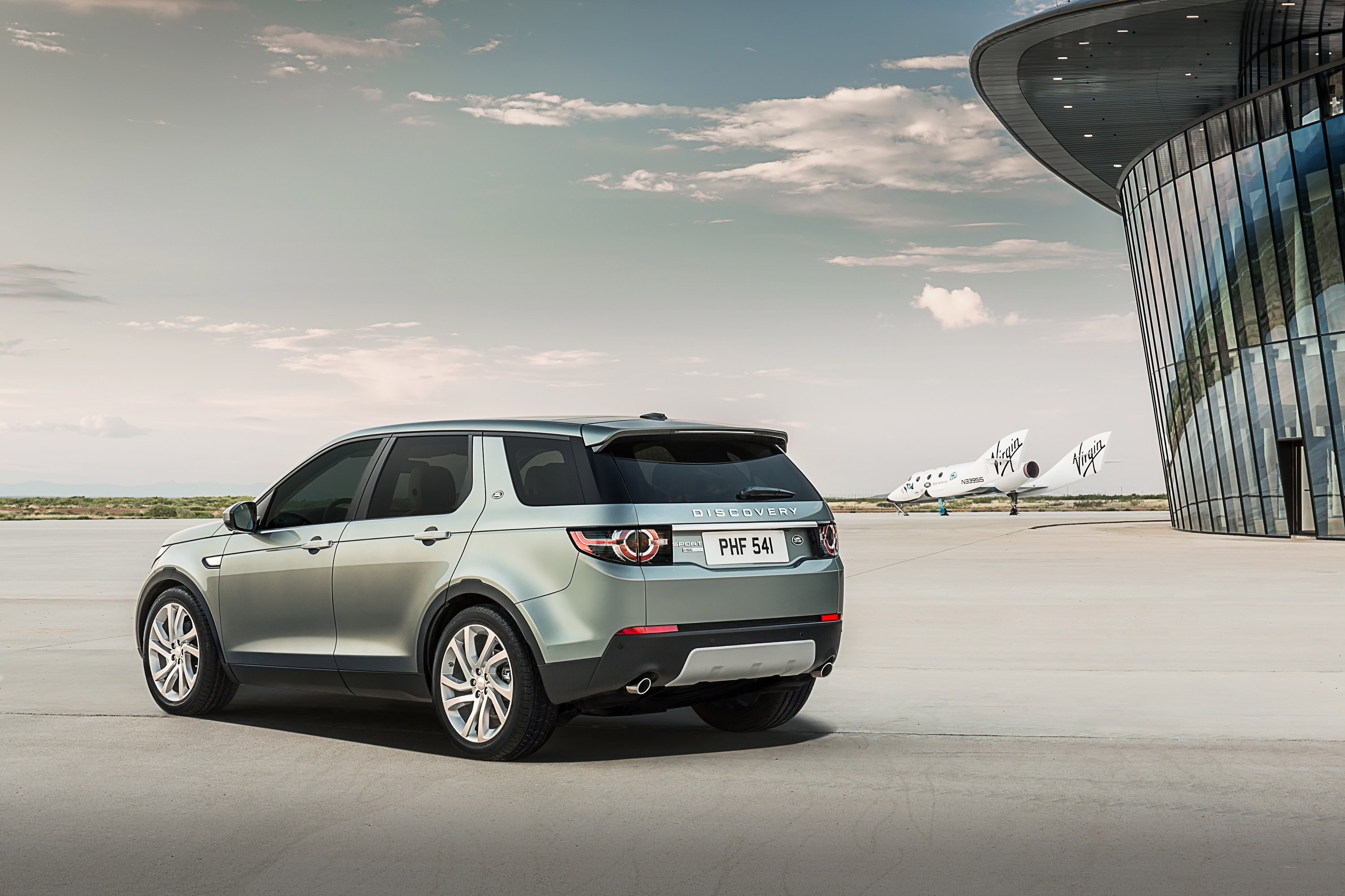 Ленд ровер дискавери 2015. Land Rover Discovery Sport 2015. Ленд Ровер Дискавери спорт 2015. Range Rover Discovery Sport 2015.