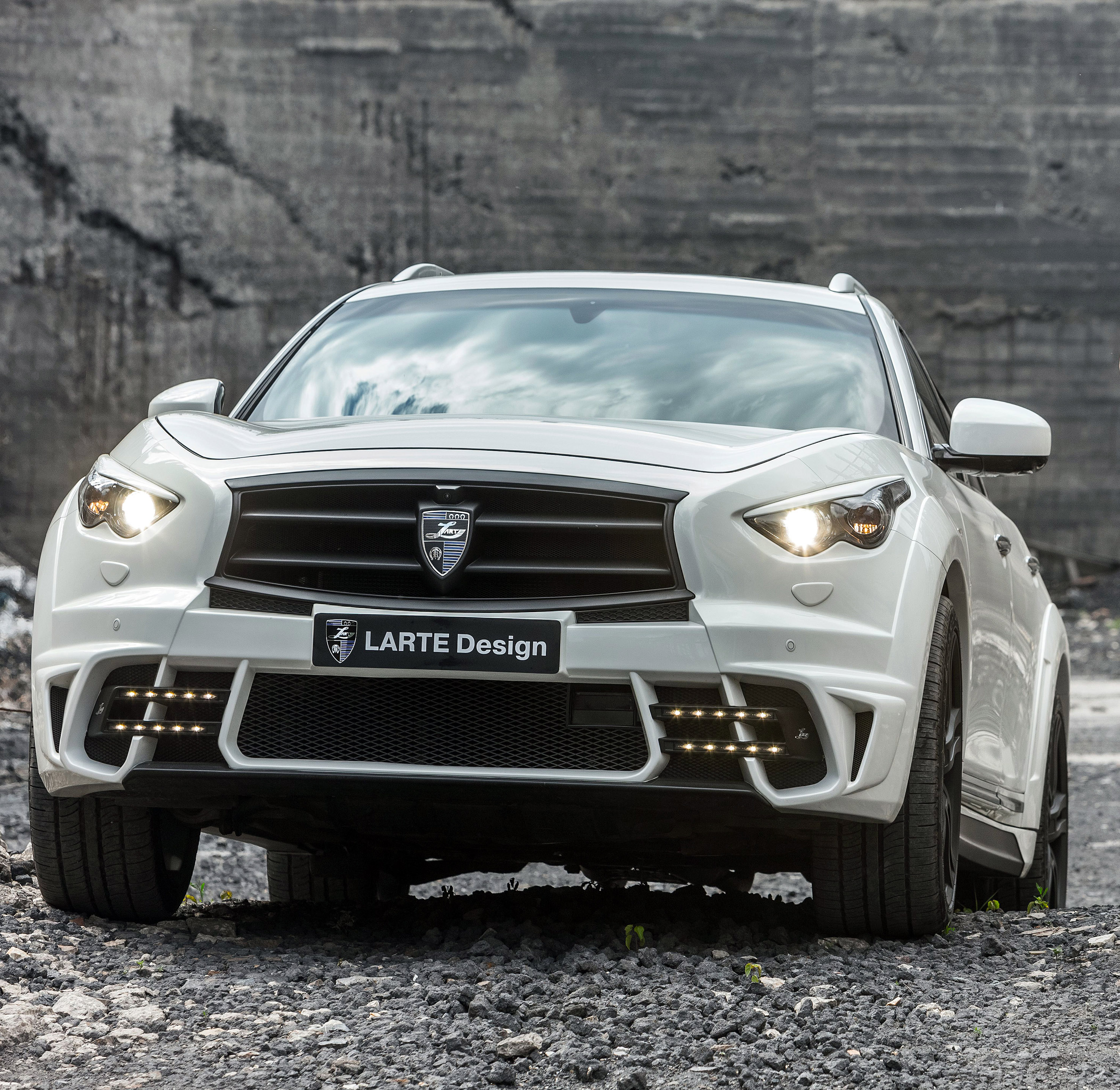 LARTE Design Infiniti QX70 LR3 photo #2