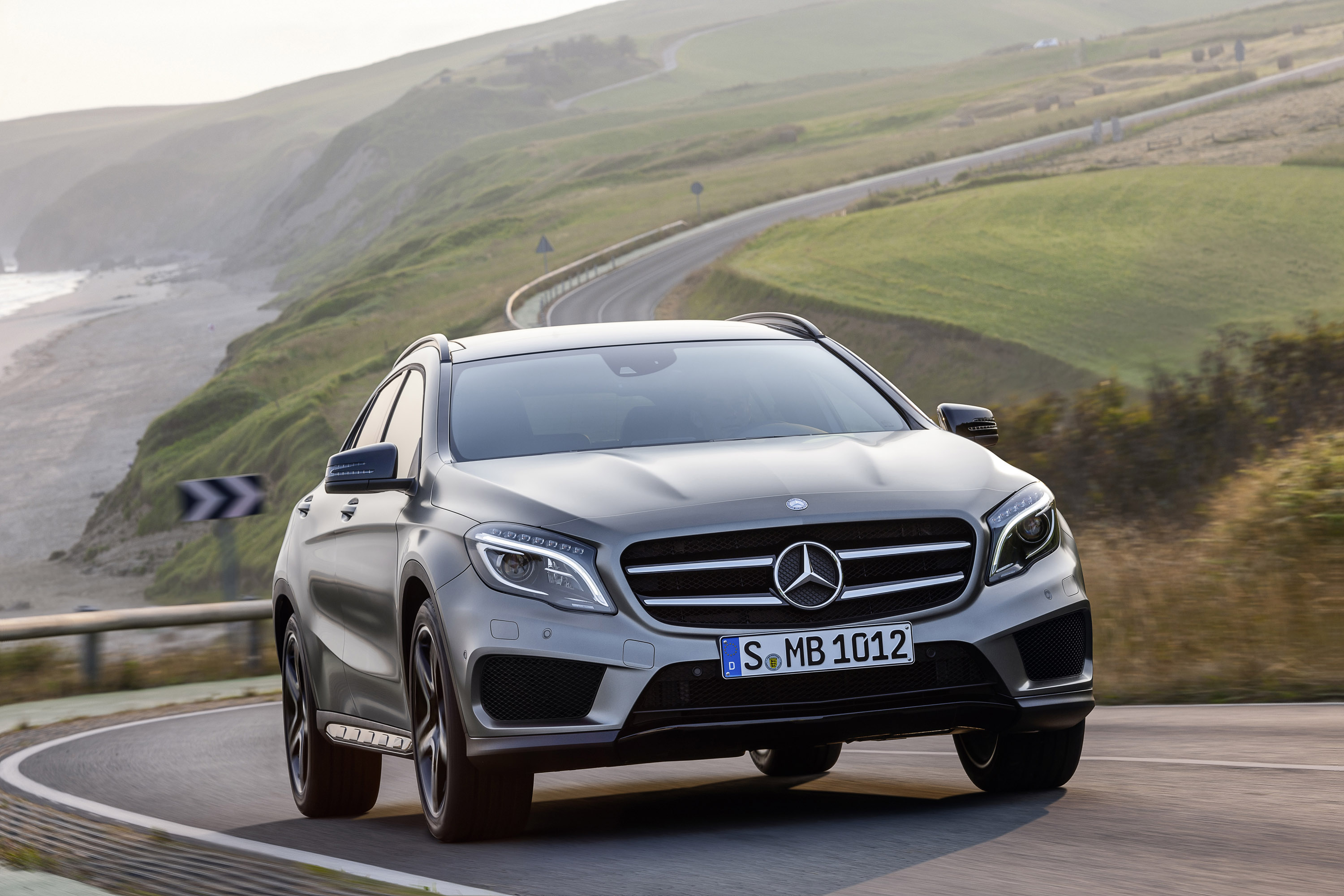 Mercedes-Benz GLA-Class photo #2