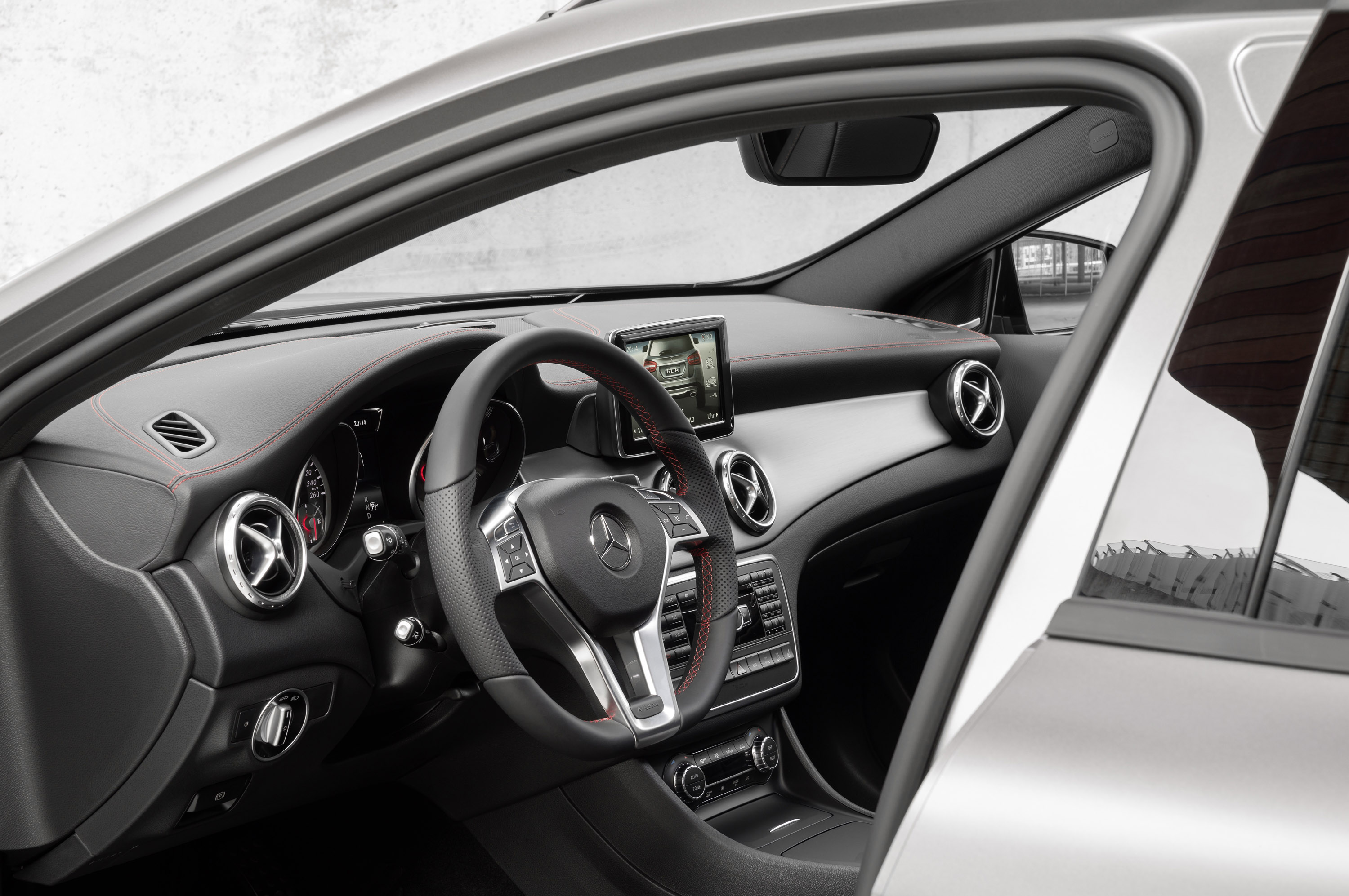 Mercedes-Benz GLA-Class photo #50