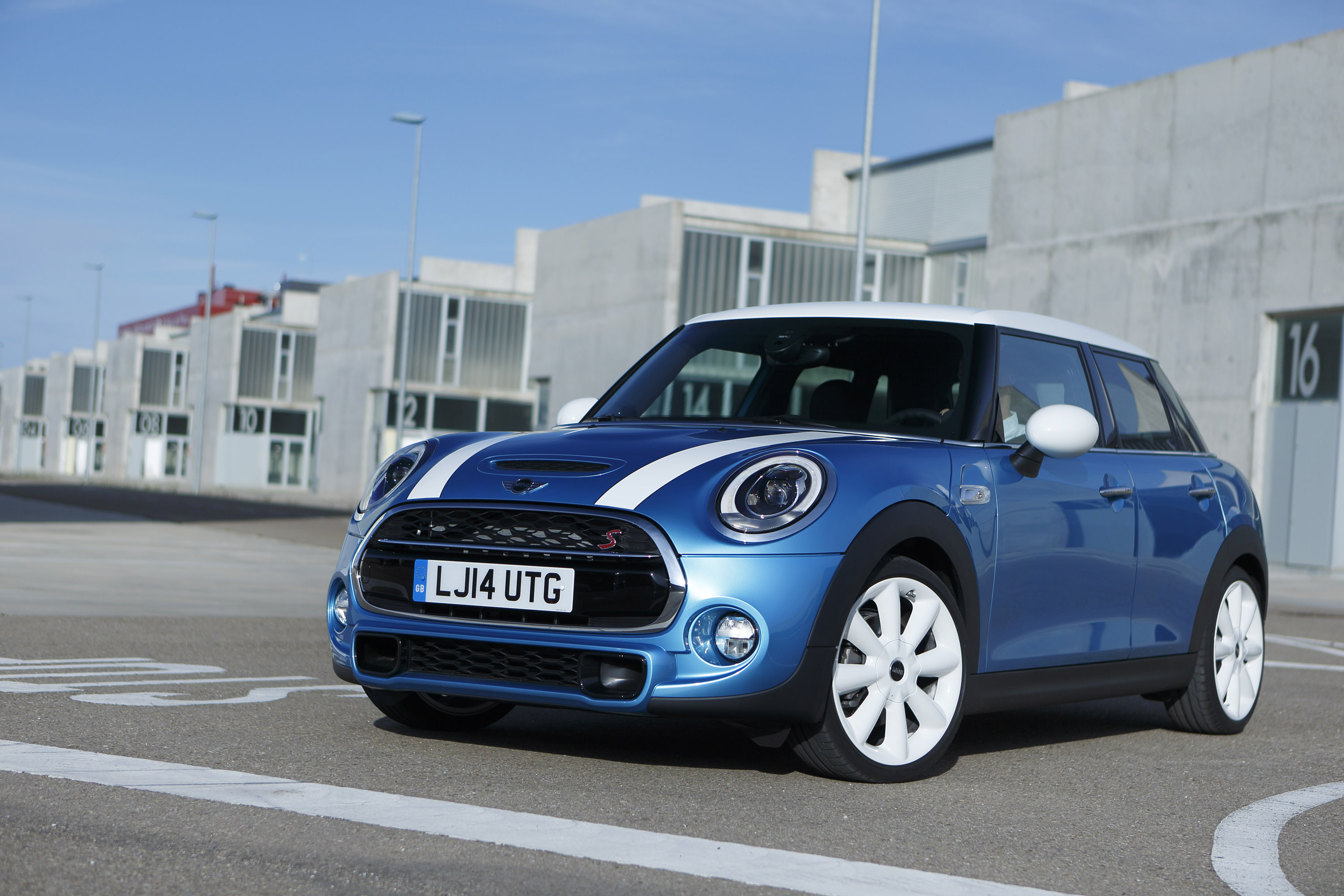 Mini Cooper 5-door photo #32