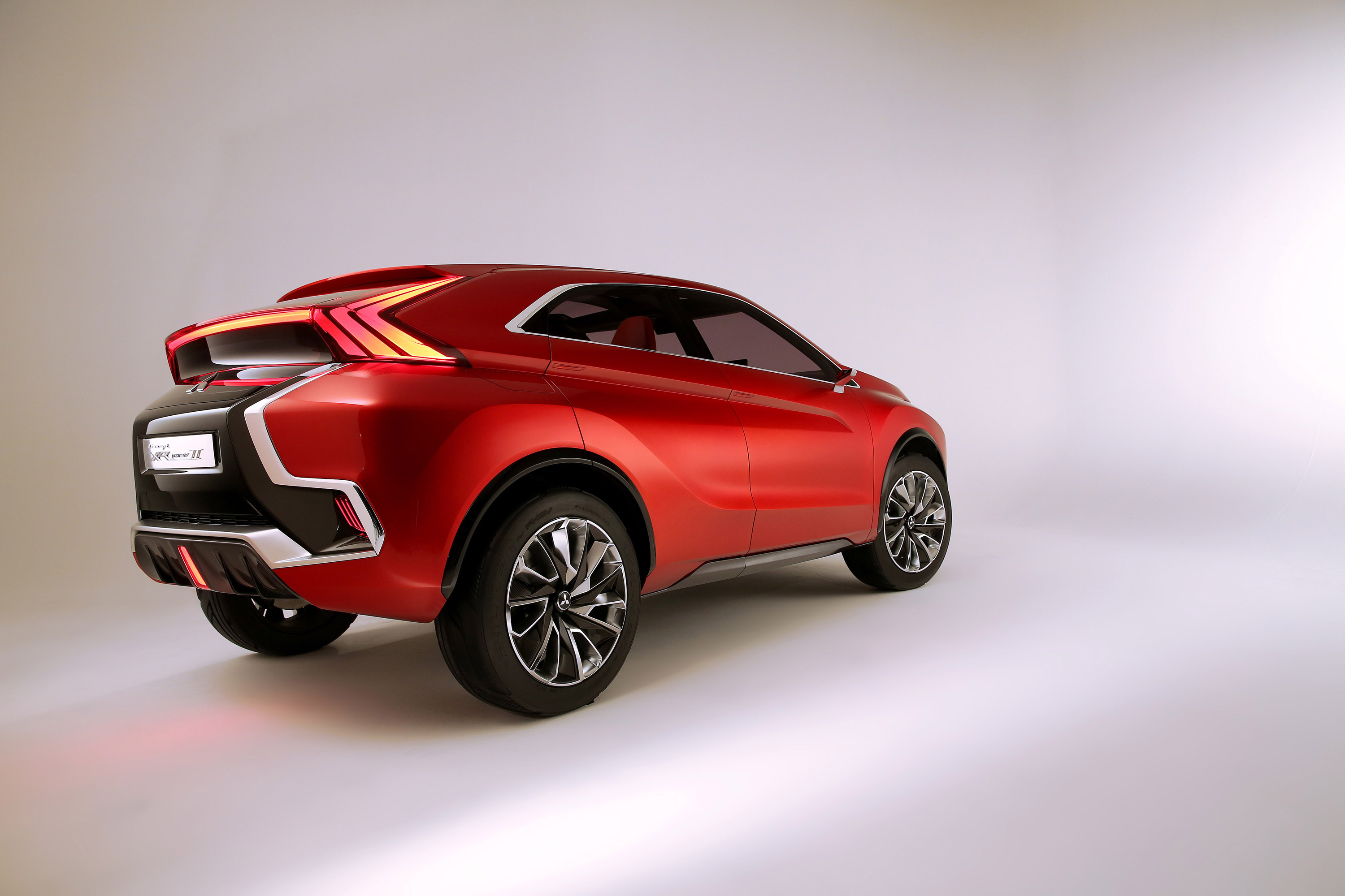Mitsubishi XR-PHEV II Concept photo #23