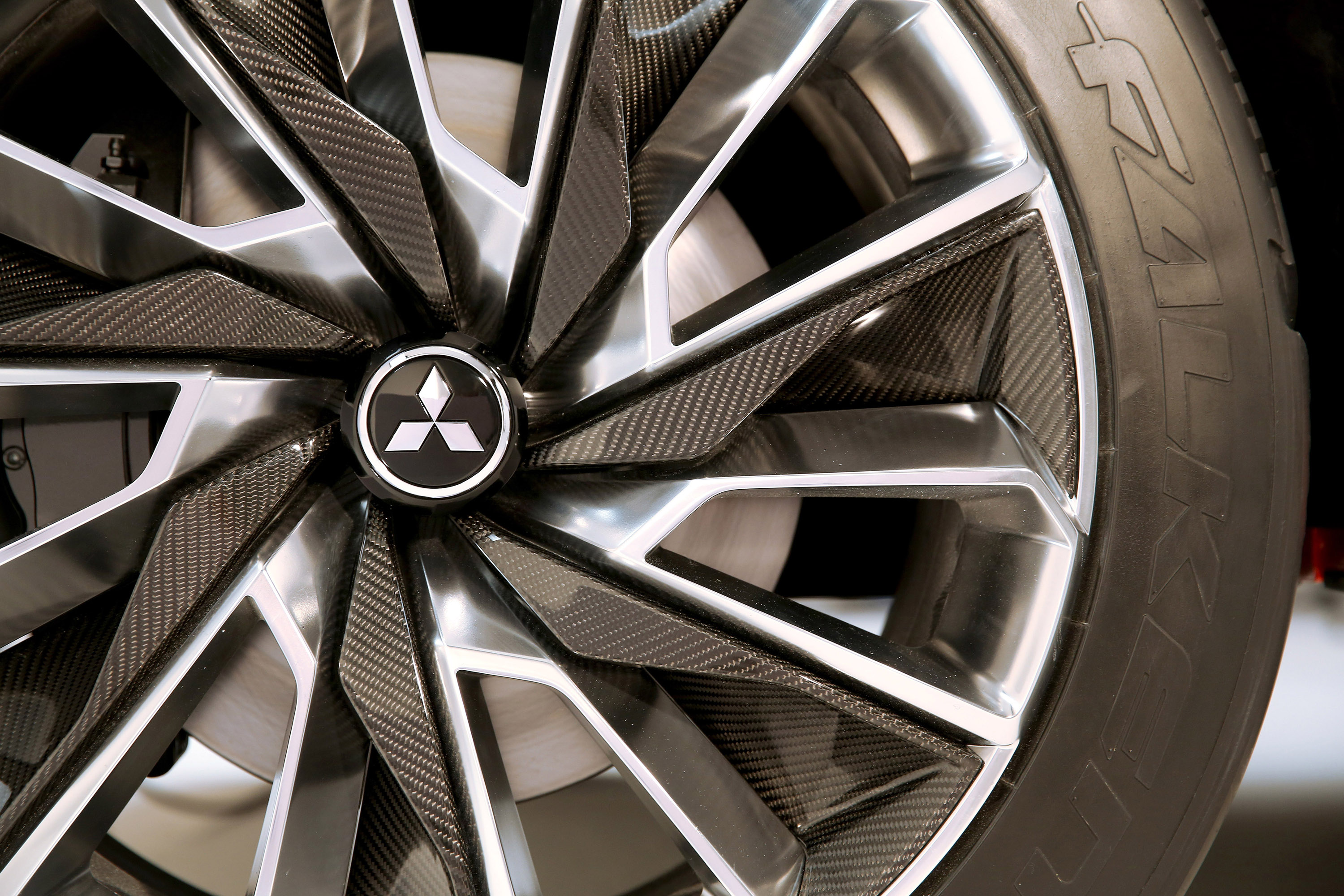 Mitsubishi XR-PHEV II Concept photo #36