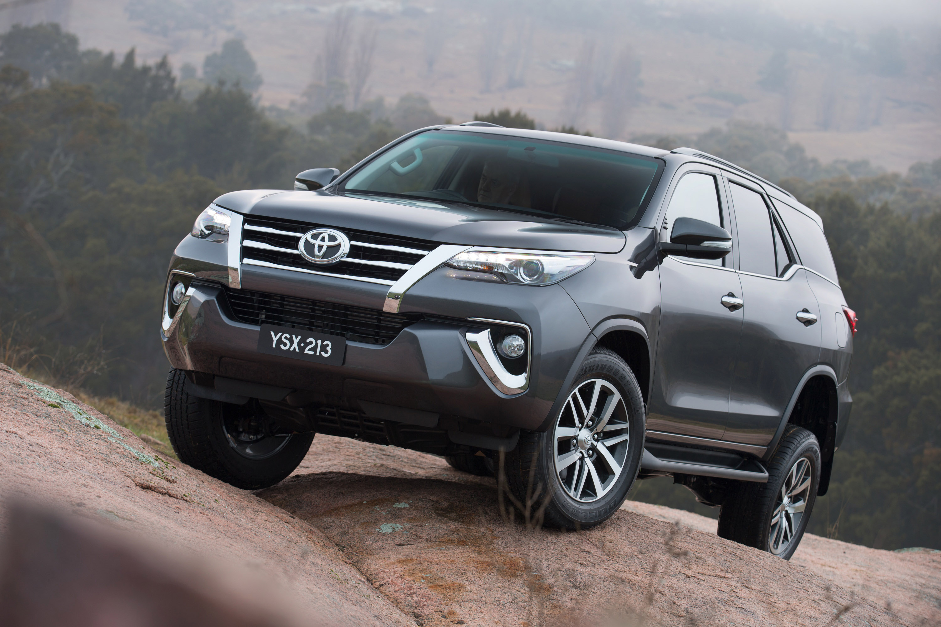 Toyota Fortuner photo #1