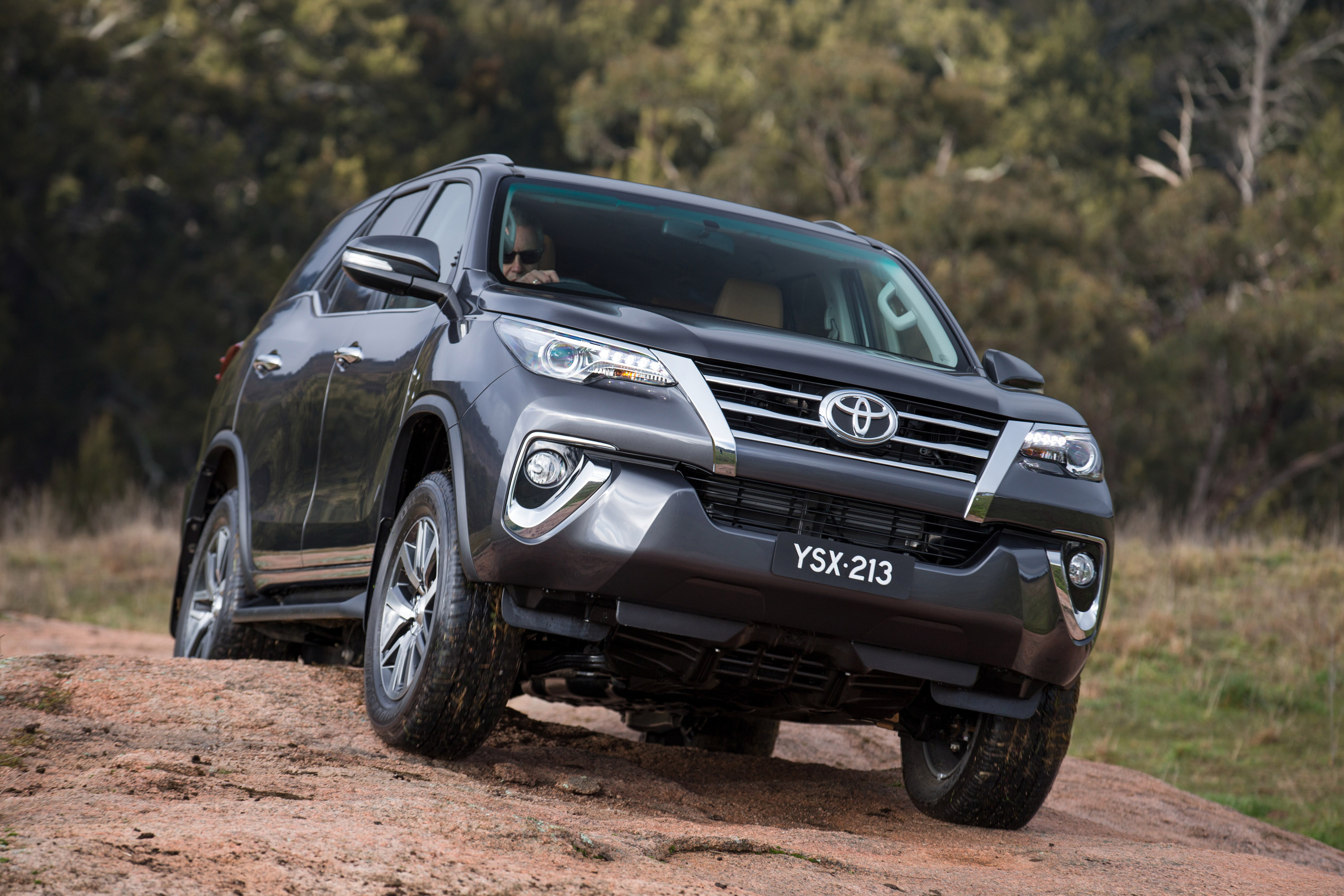 Toyota Fortuner photo #2