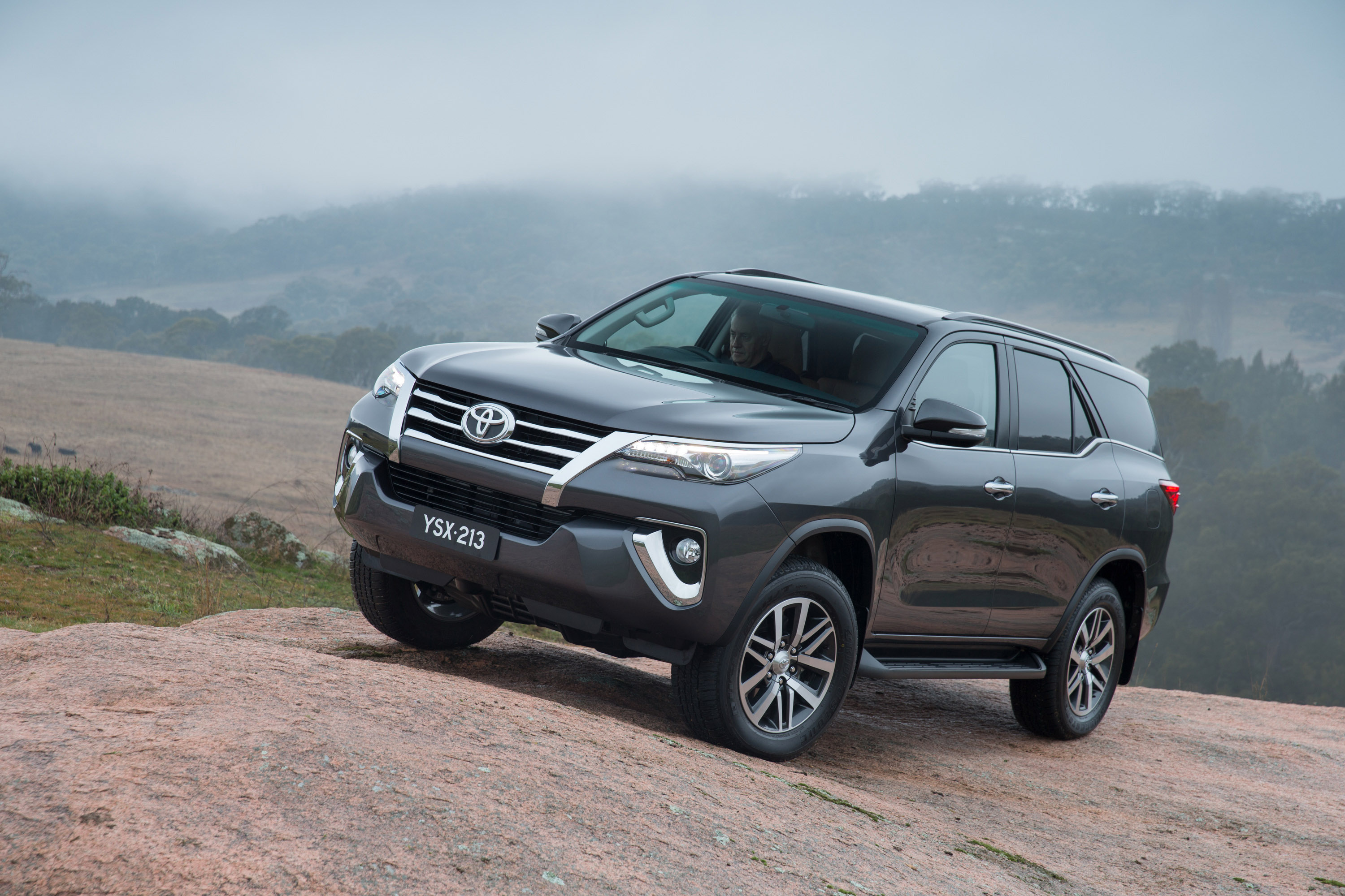 Toyota Fortuner photo #5