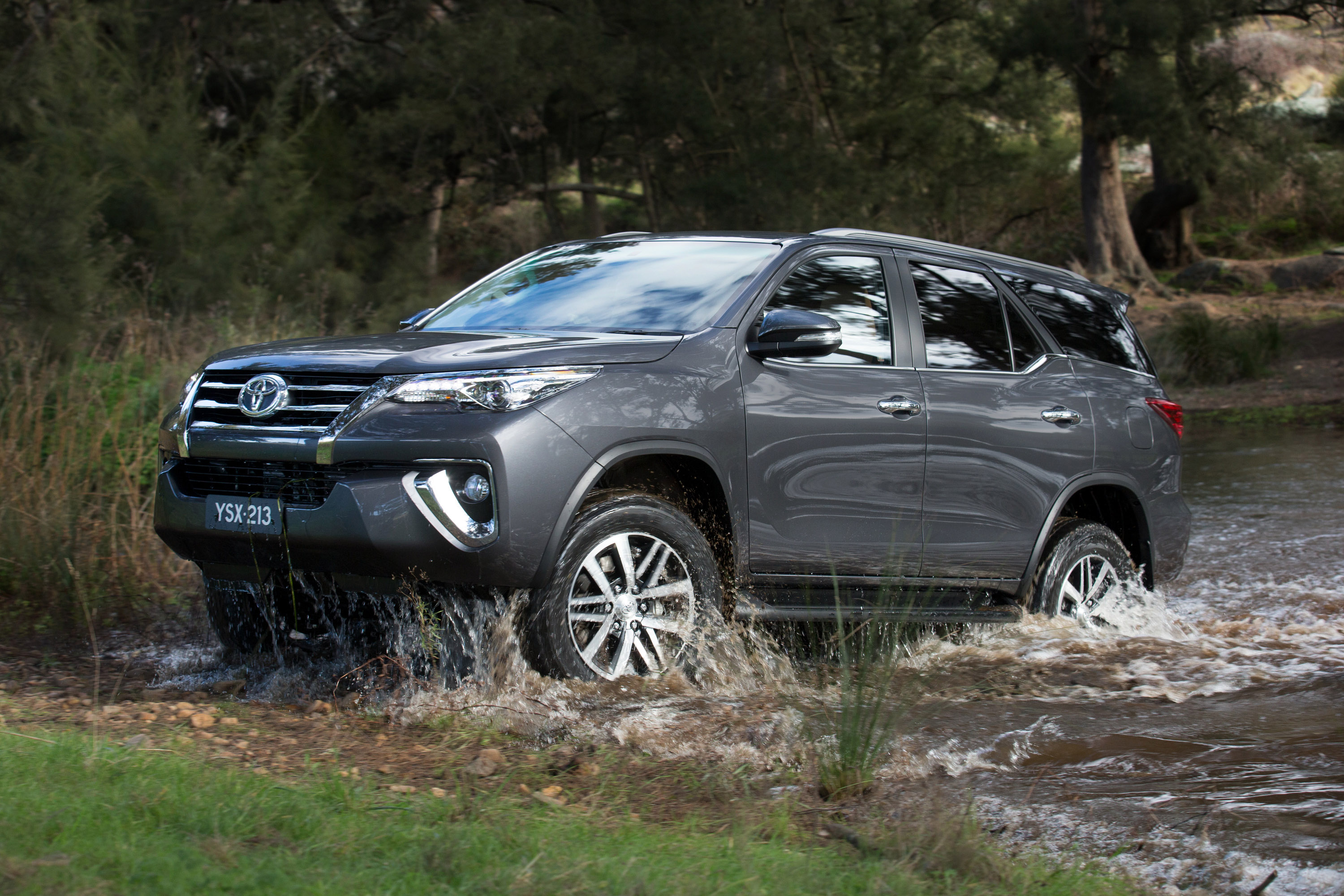 Toyota Fortuner photo #6