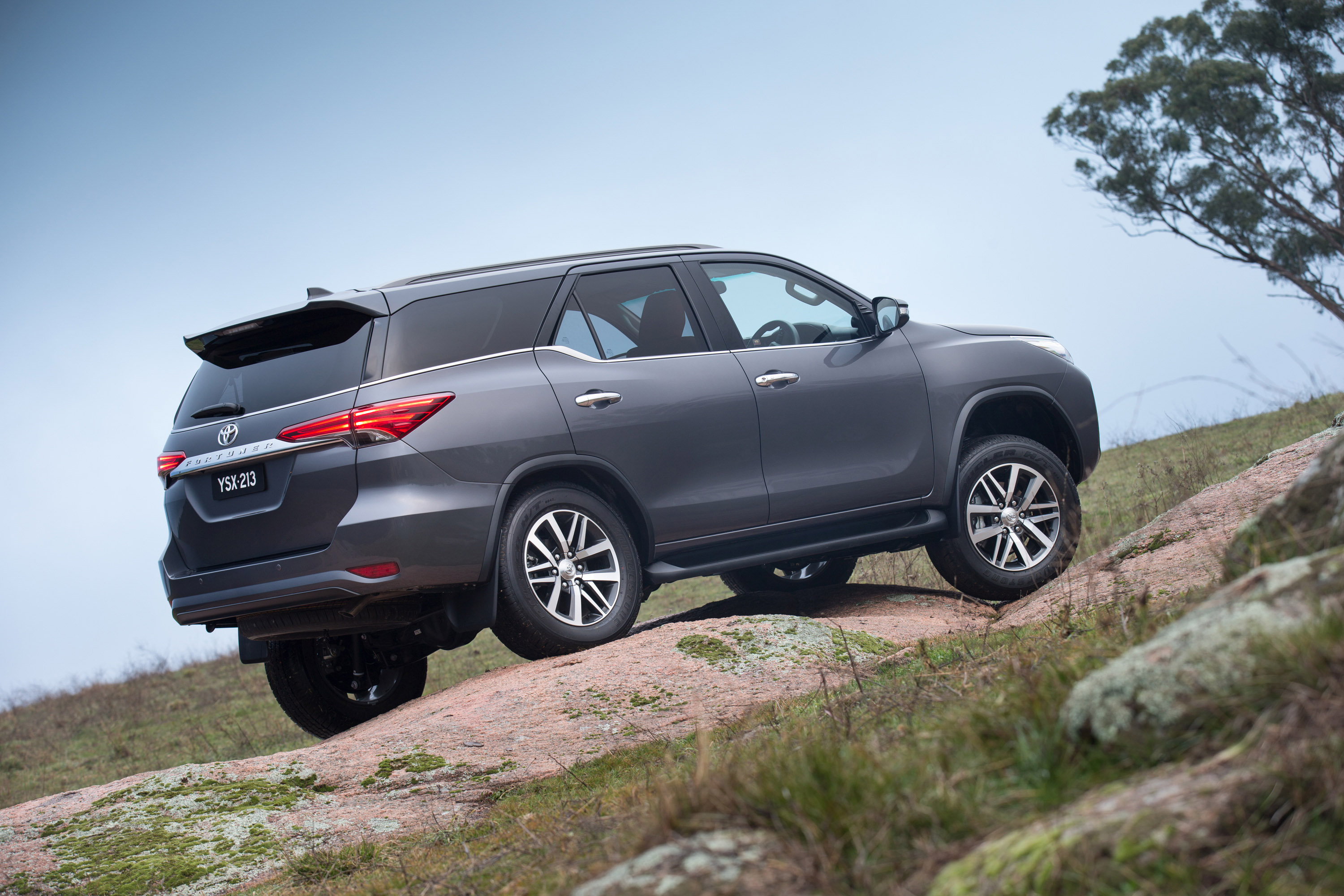 Toyota Fortuner photo #7