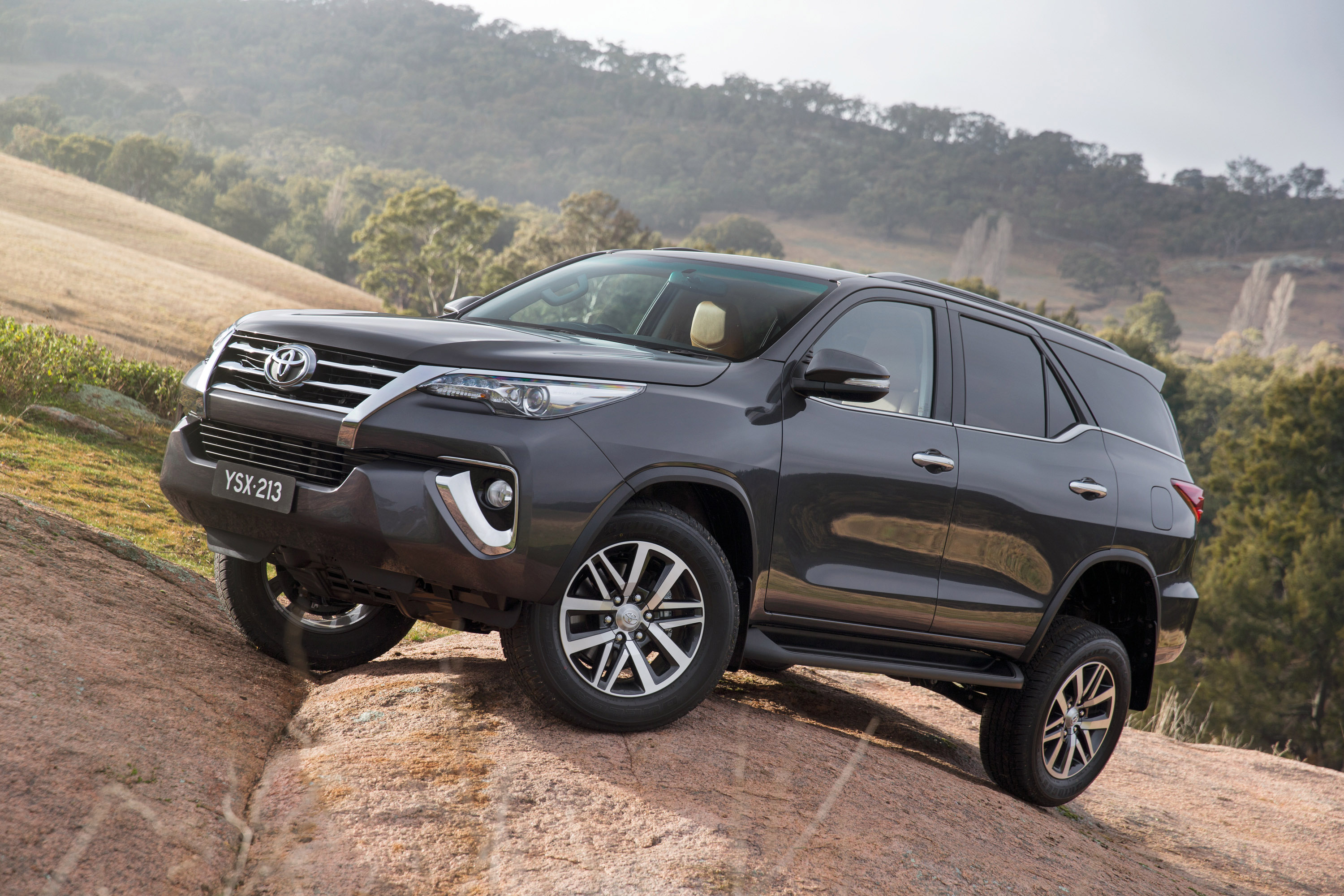 Toyota Fortuner photo #8