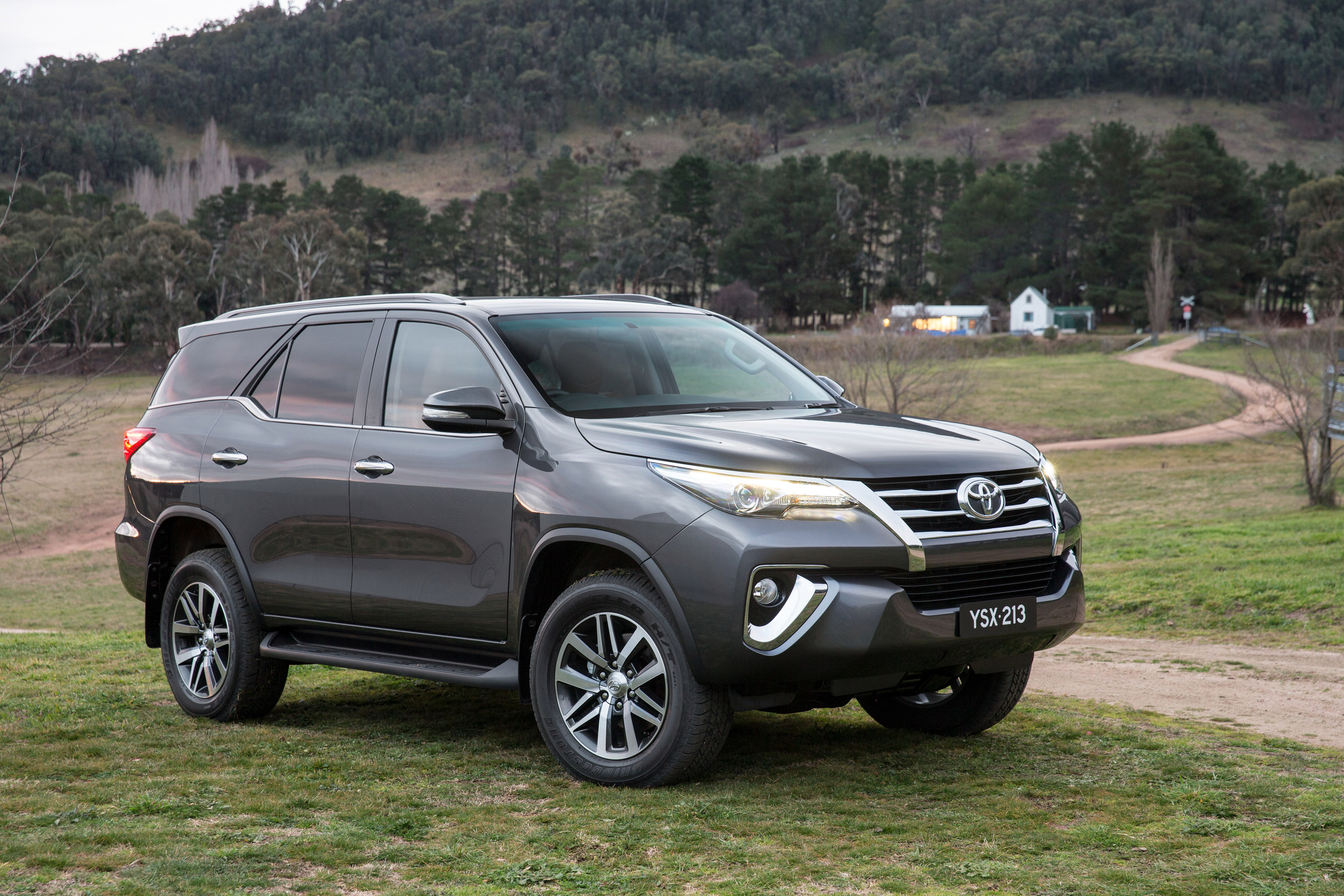 Toyota Fortuner photo #10
