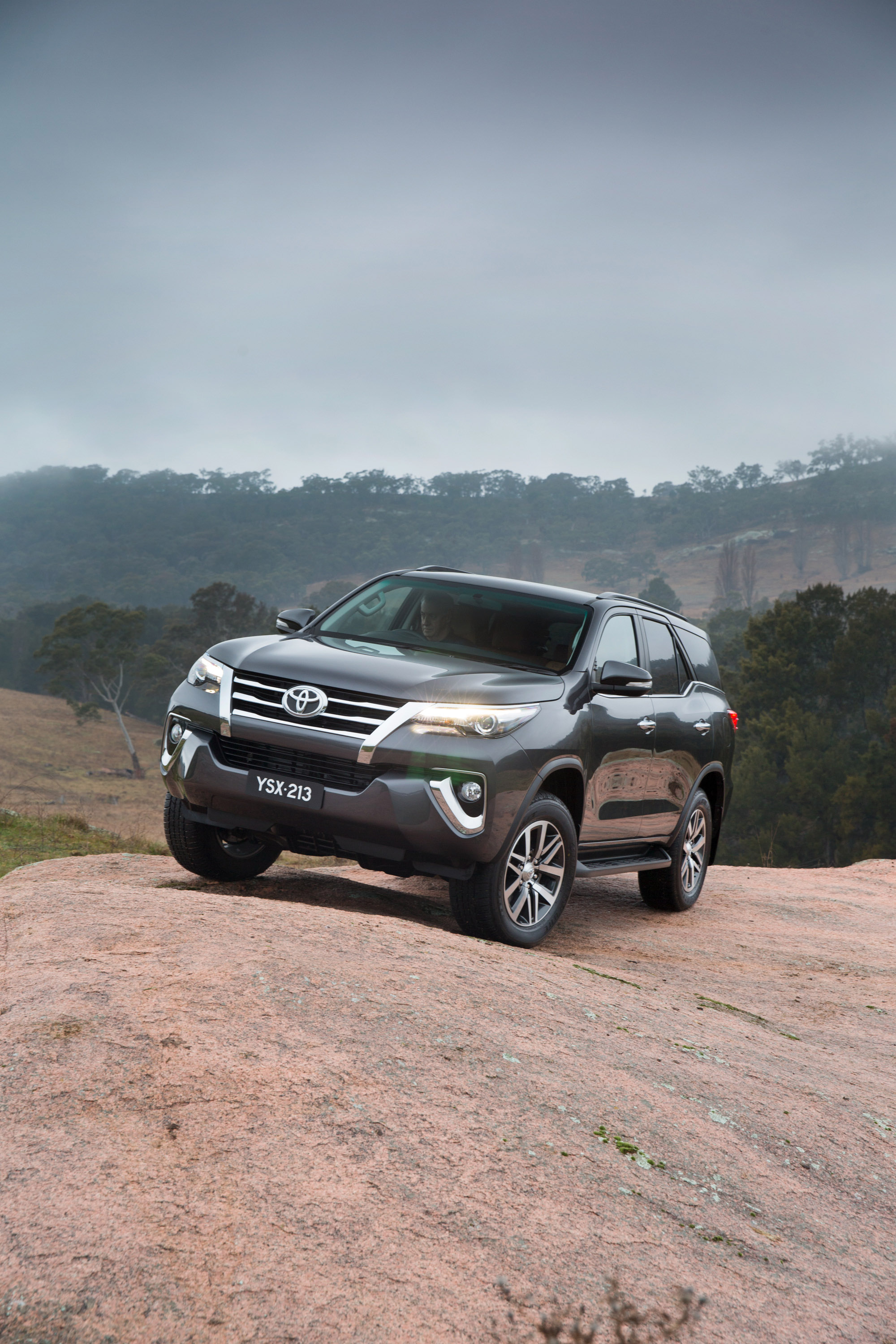 Toyota Fortuner photo #15