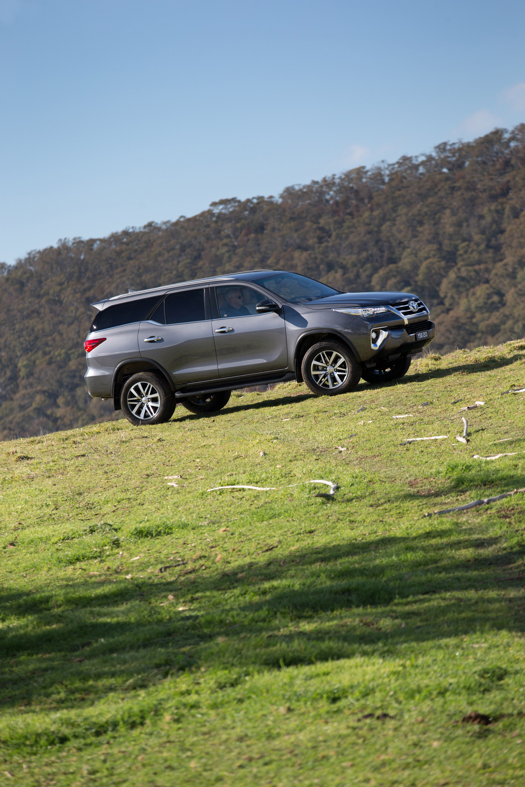 Toyota Fortuner photo #16