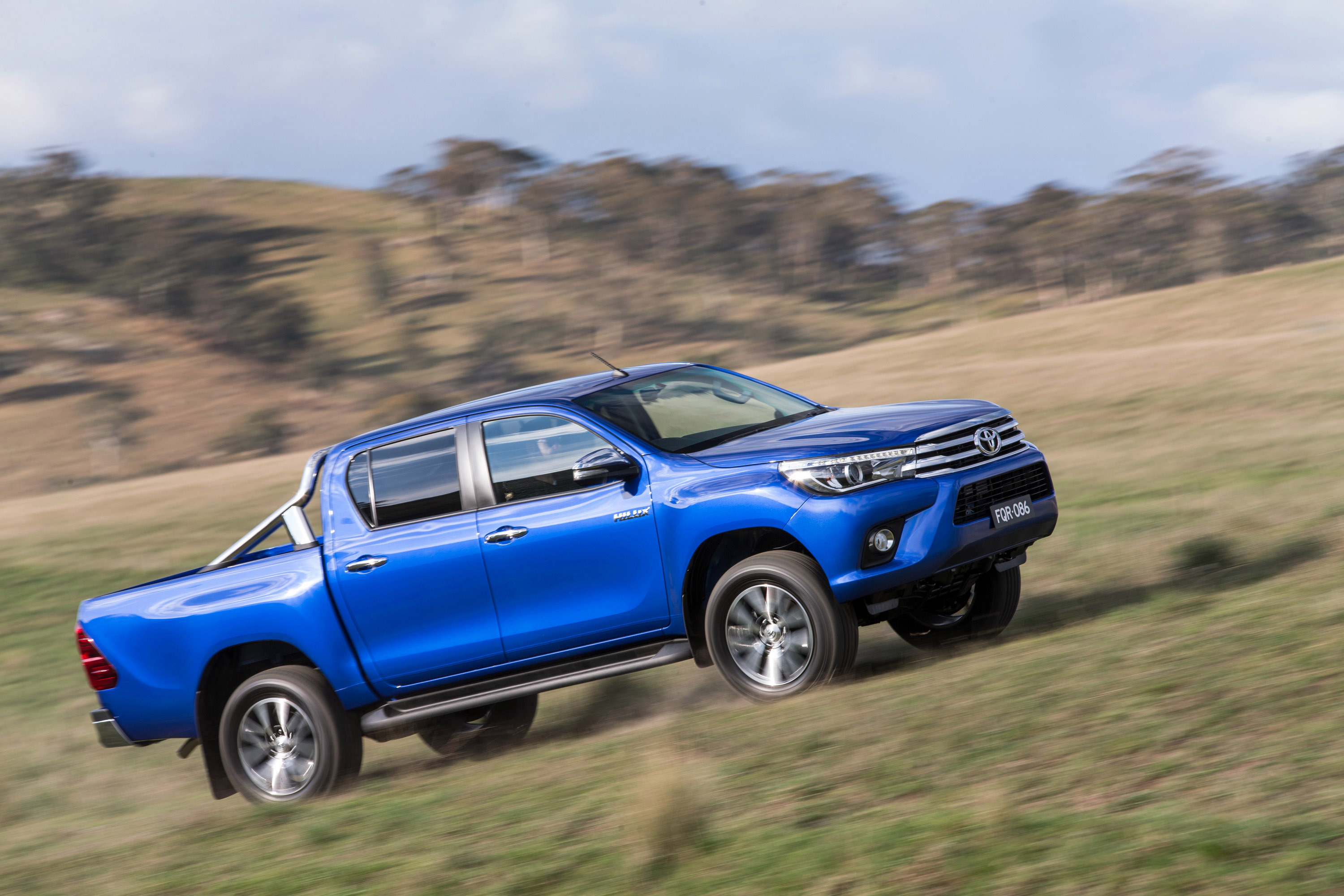 Toyota HiLux photo #3