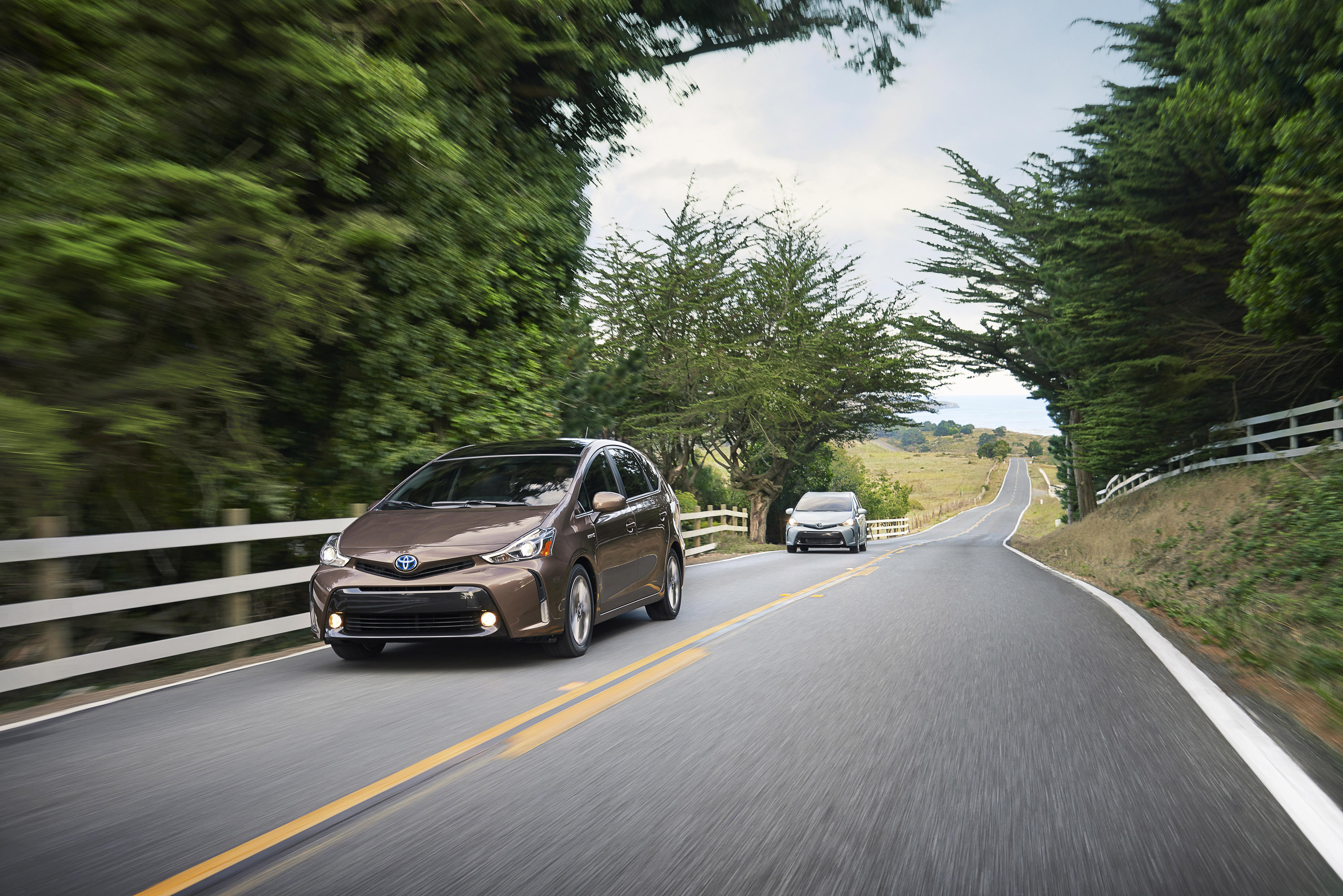 Toyota Prius v photo #2