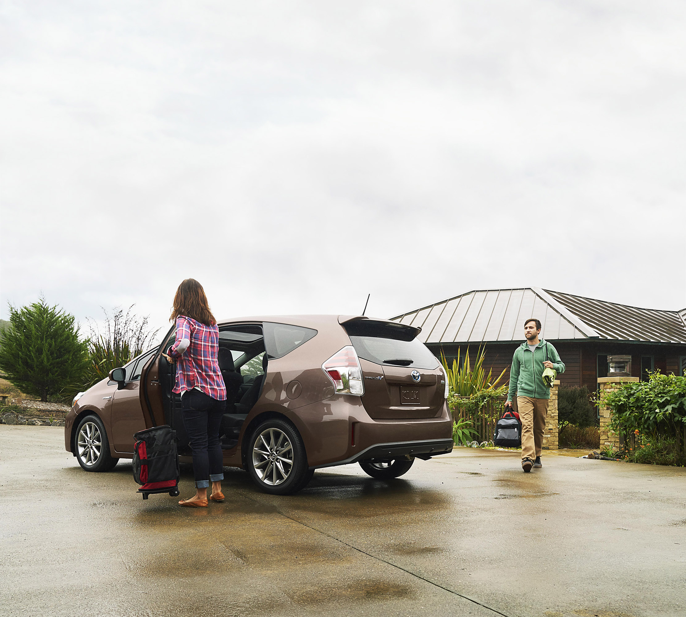Toyota Prius v photo #5