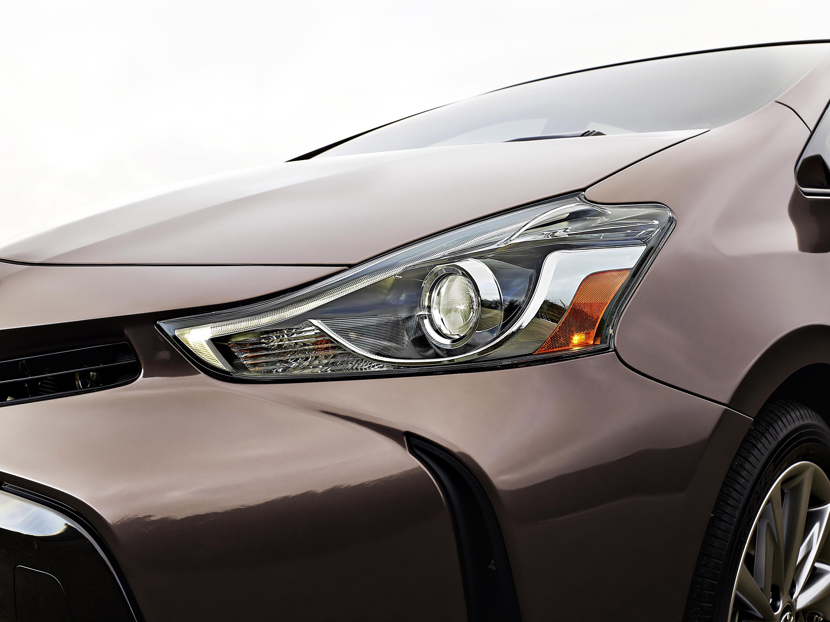 Toyota Prius v photo #7