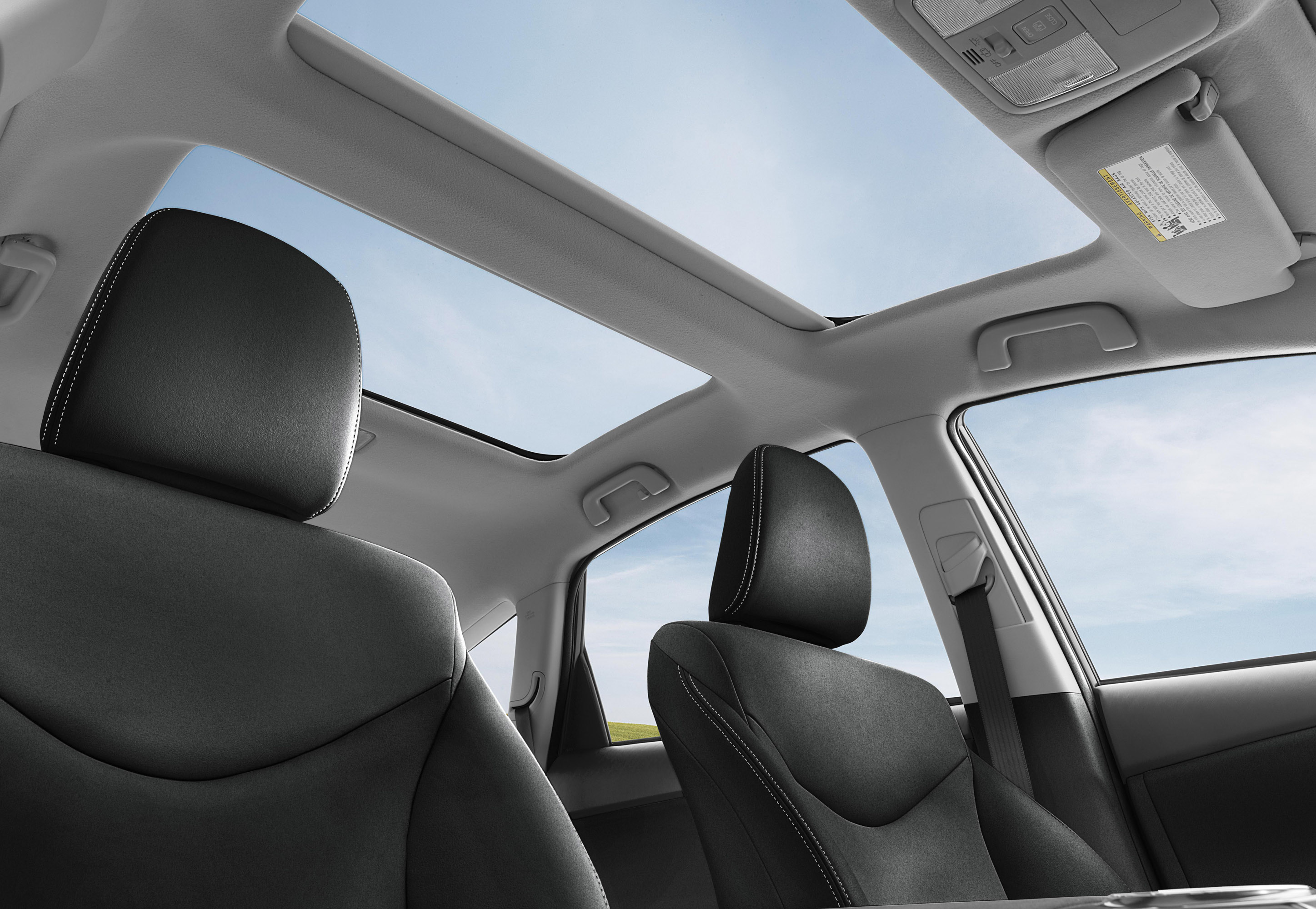 Toyota Prius v photo #9