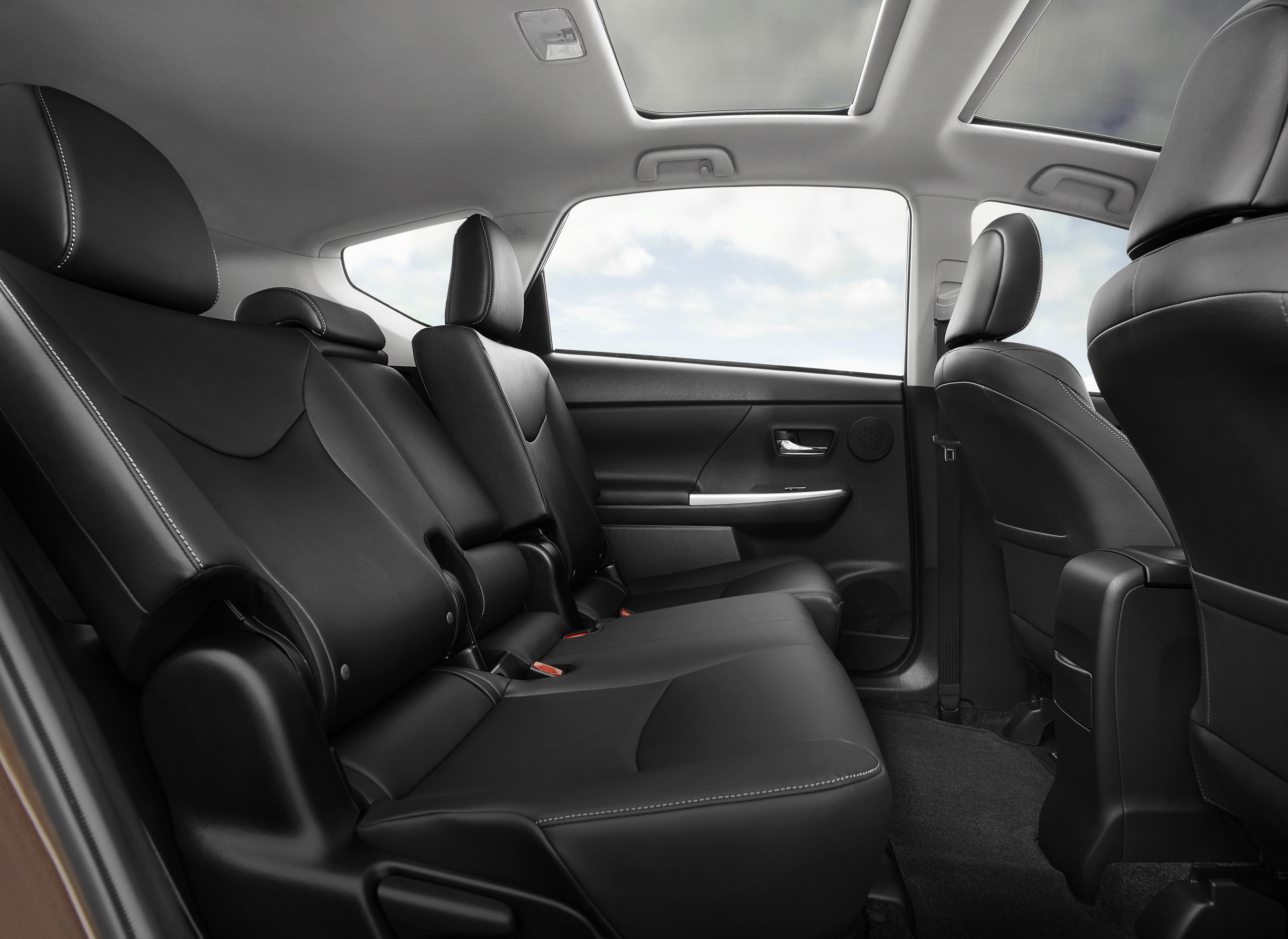 Toyota Prius v photo #10