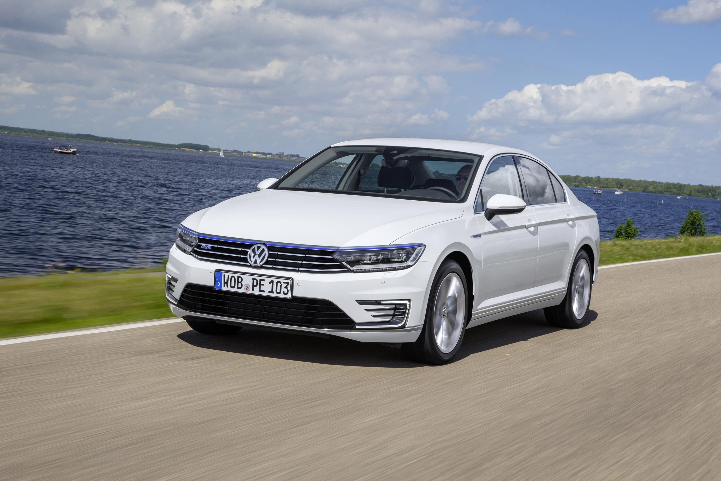 Volkswagen Passat GTE photo #15