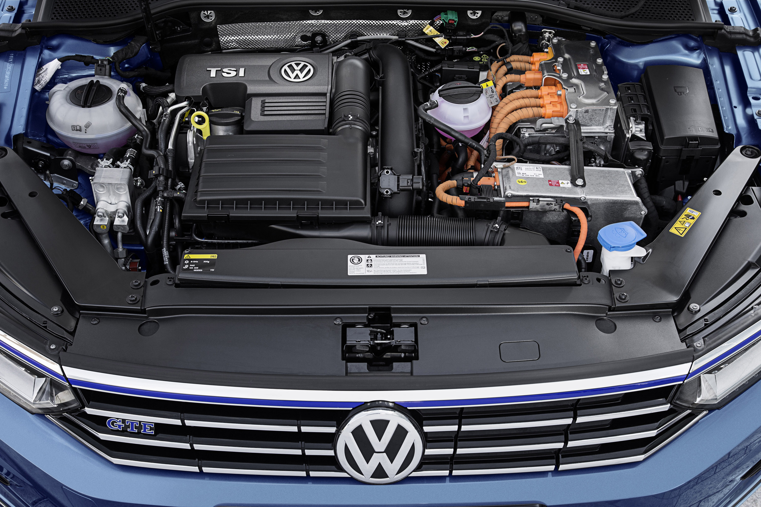Volkswagen двигатели отзывы. Фольксваген Пассат б7 двигатель. VW Passat b8 двигатель. Passat b8 GTE. Под капотом Фольксваген Пассат б7.