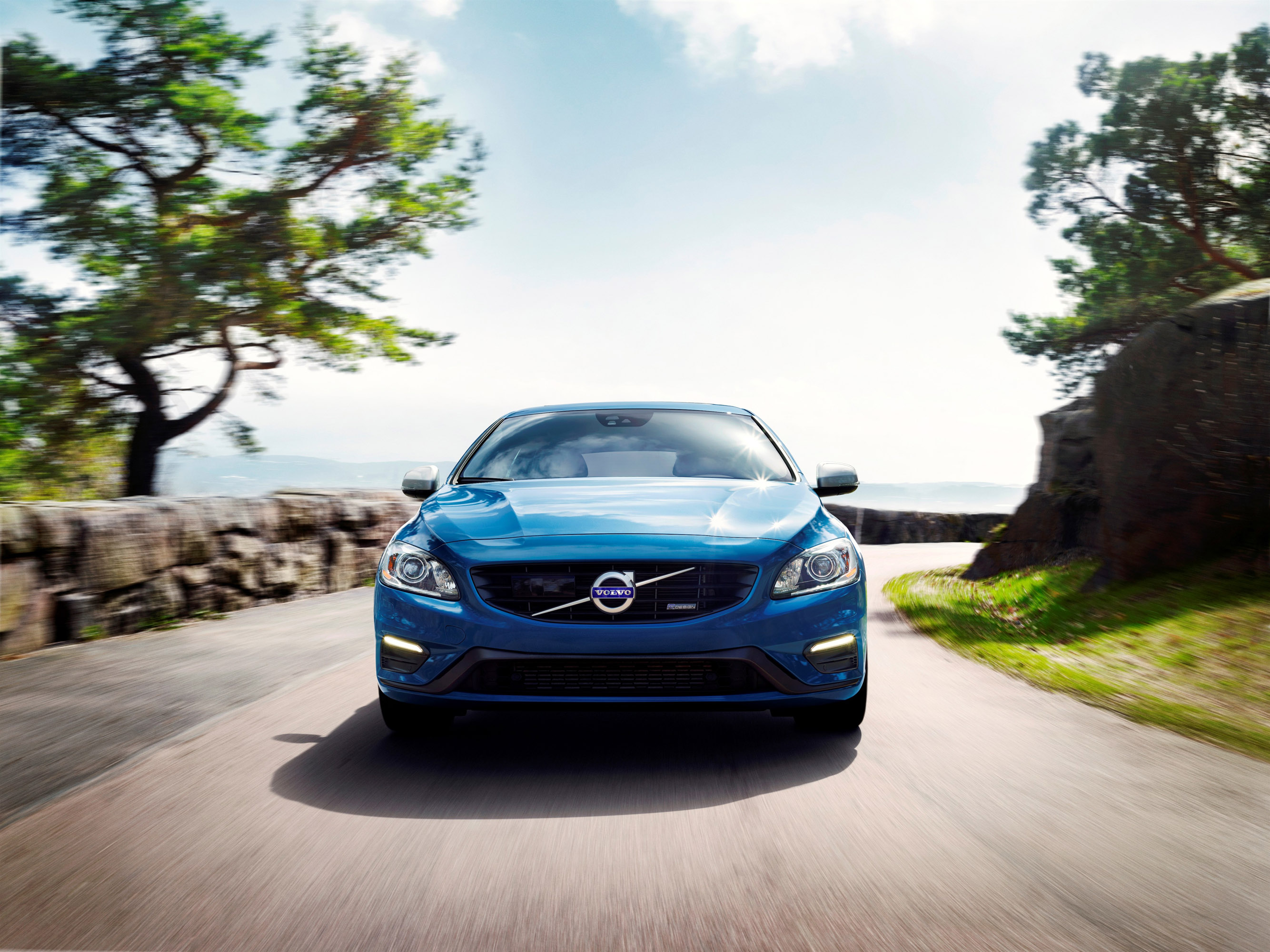 Volvo V60 Plug-in Hybrid R-Design photo #1