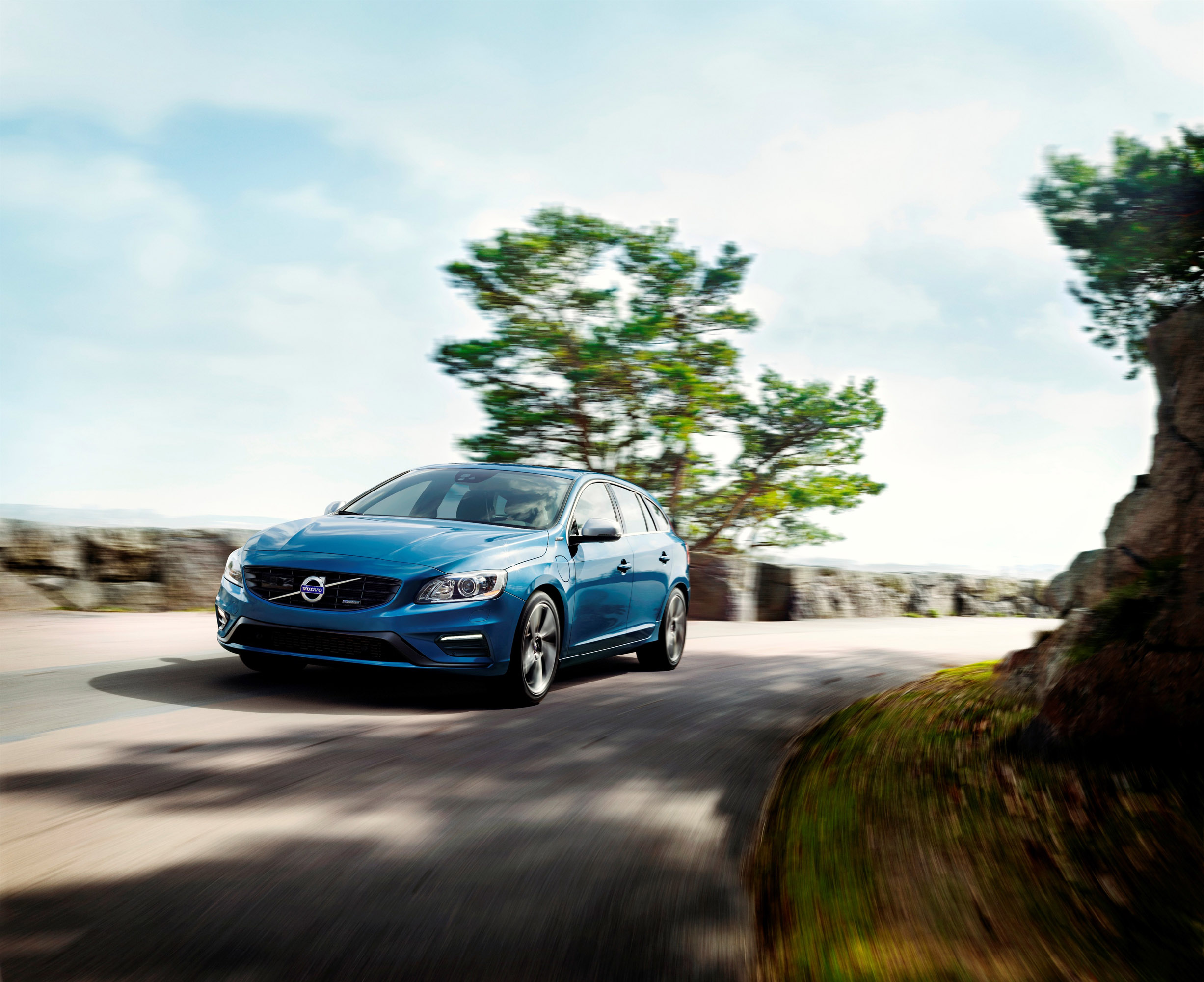 Volvo V60 Plug-in Hybrid R-Design photo #2