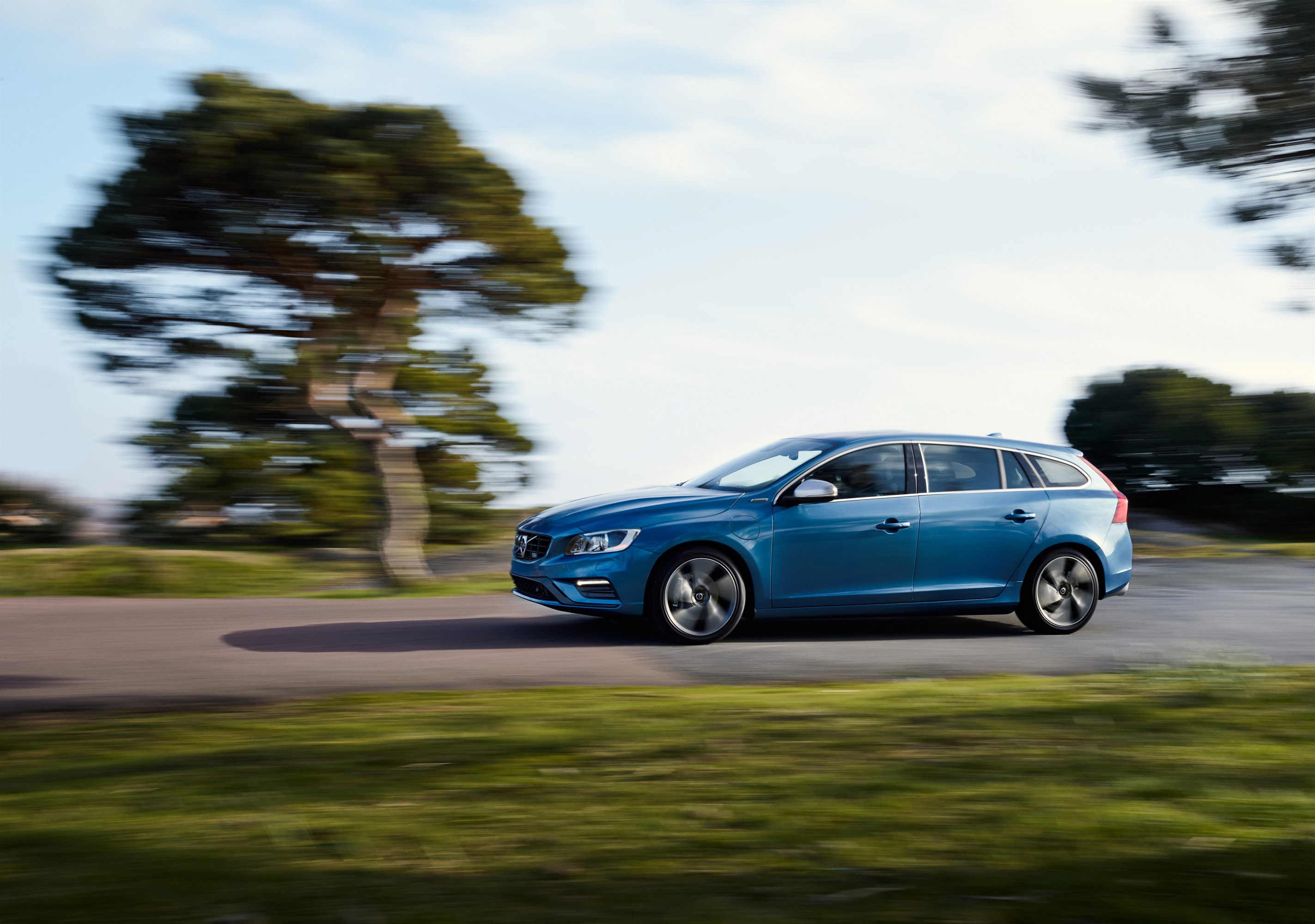 Volvo V60 Plug-in Hybrid R-Design photo #3