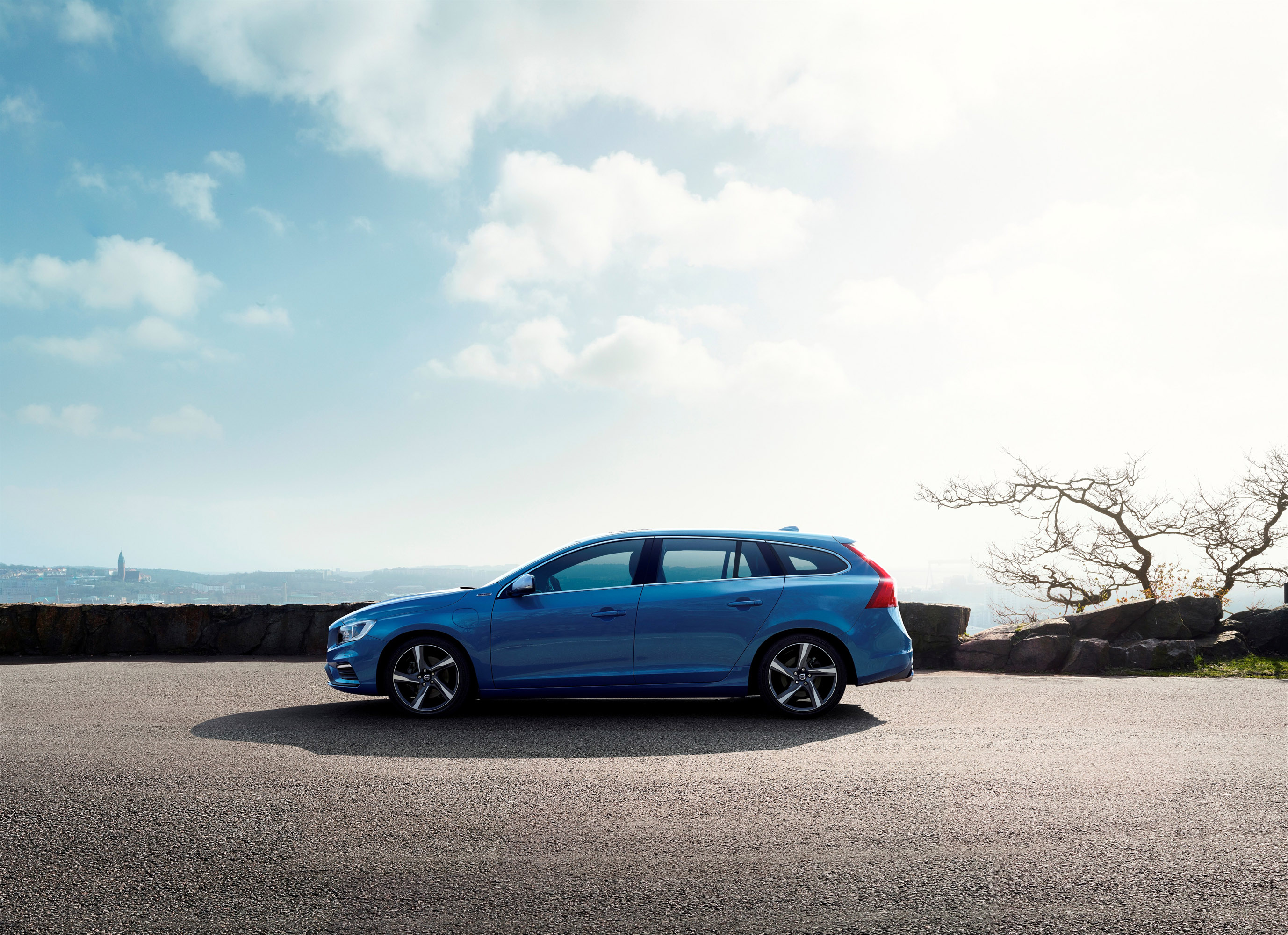 Volvo V60 Plug-in Hybrid R-Design photo #4