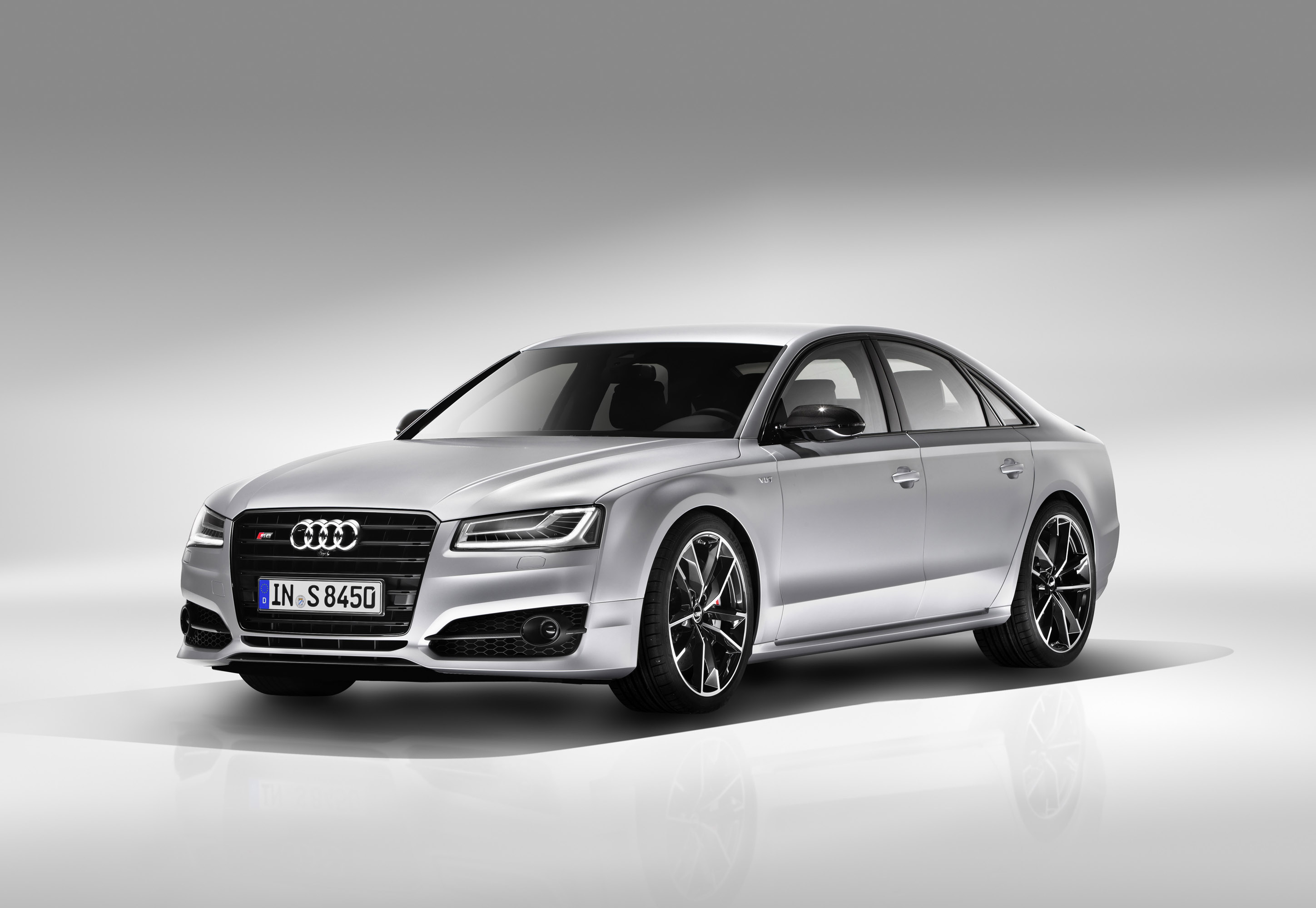 Audi S8 plus photo #2