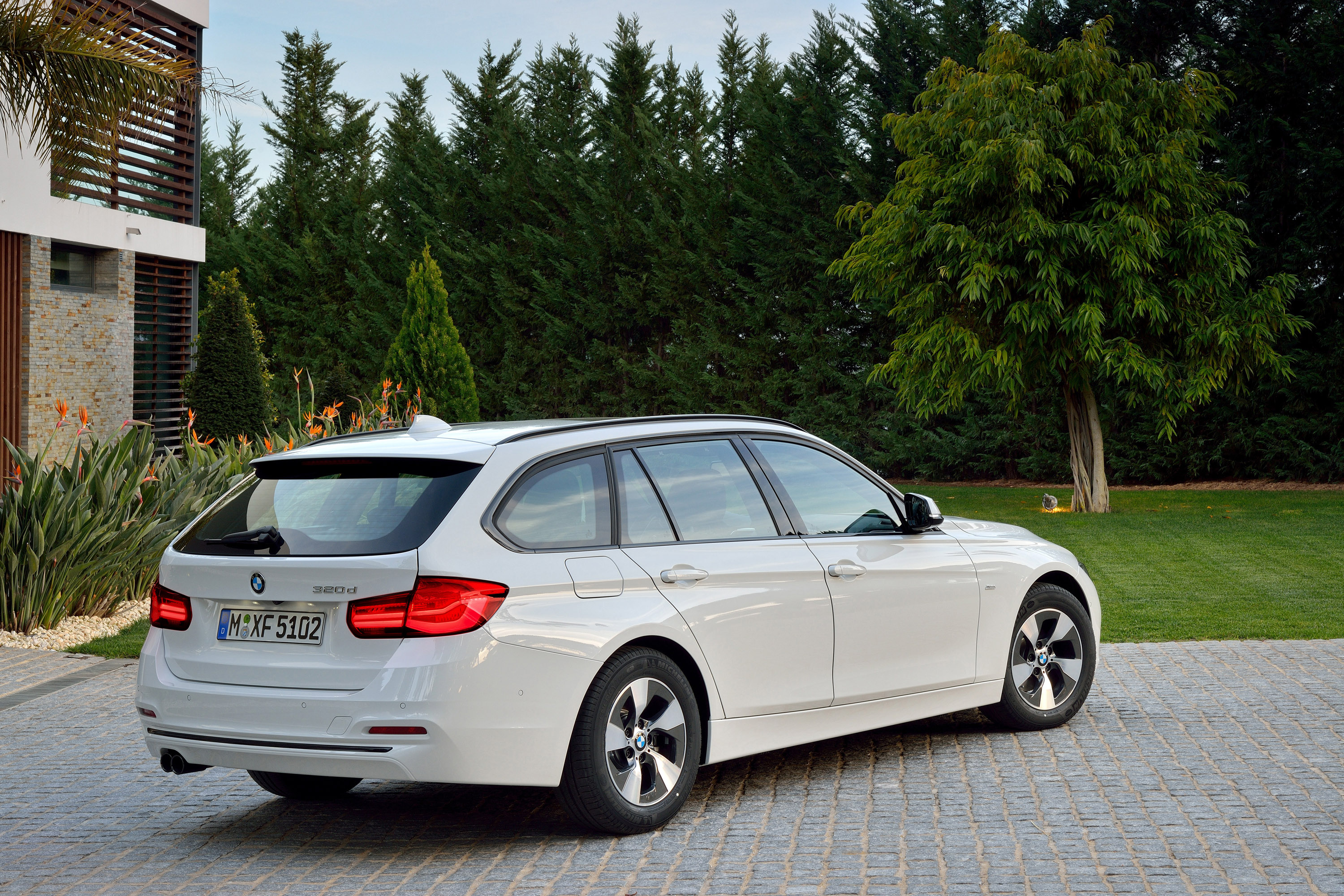 BMW 3-Series Touring photo #17