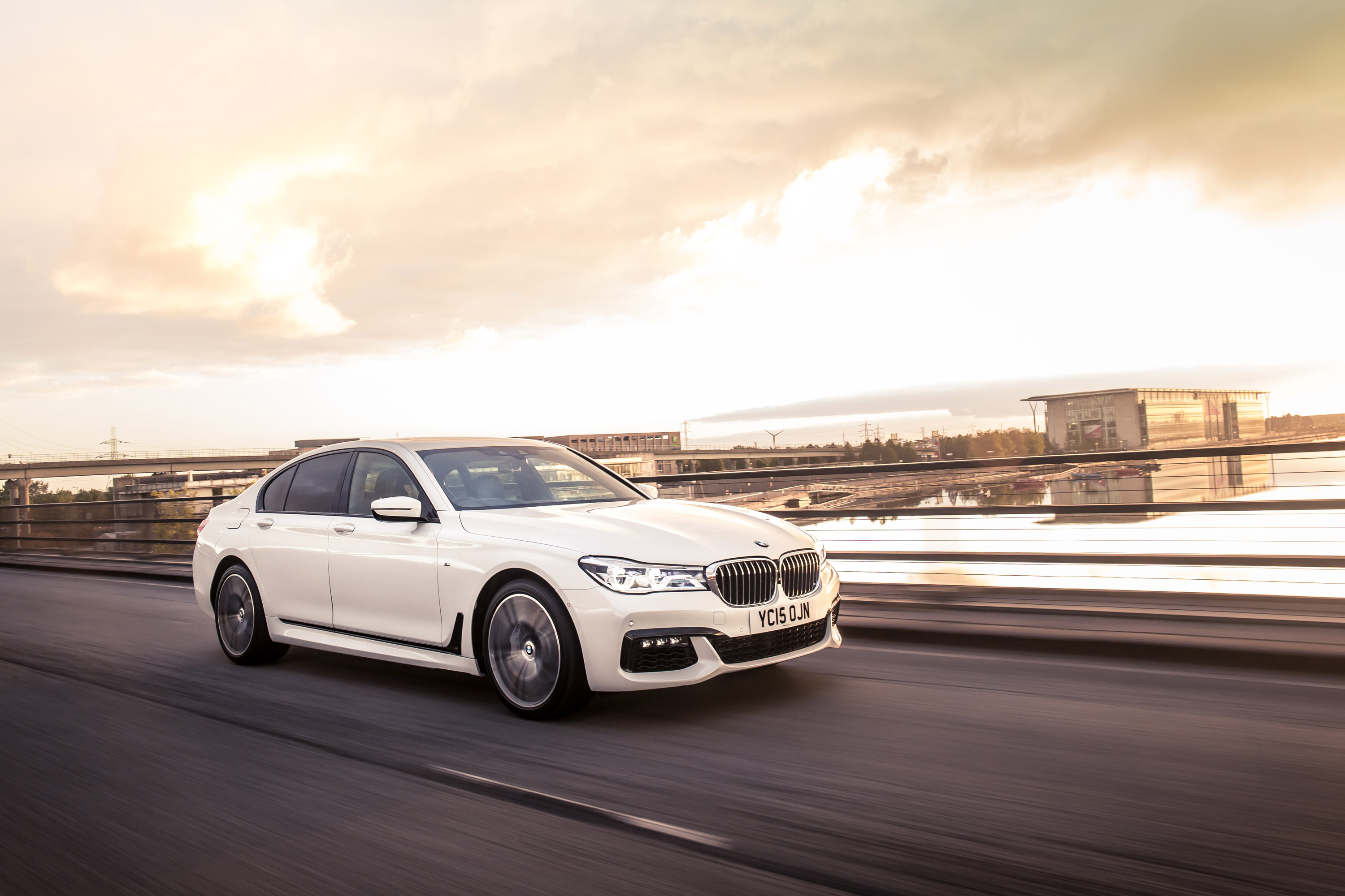 BMW 7-Series UK-Version photo #17