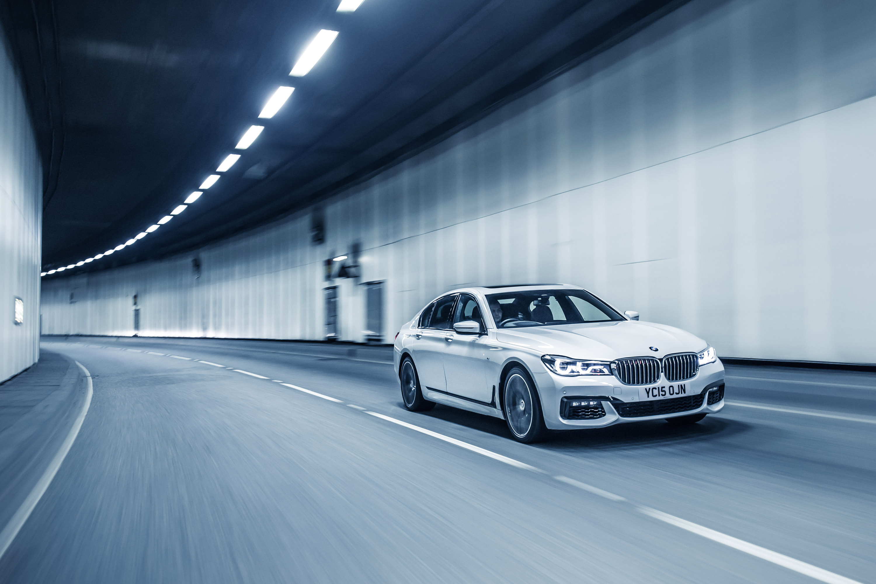 BMW 7-Series UK-Version photo #25