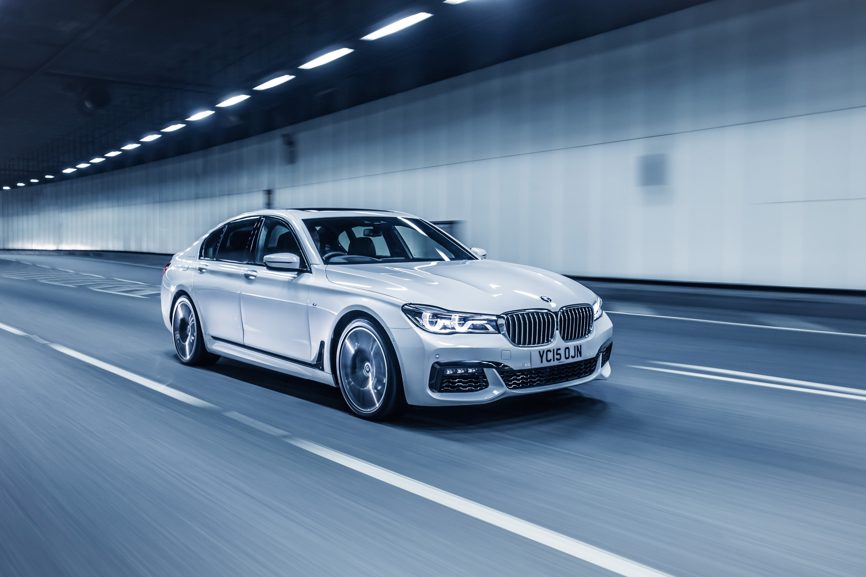 BMW 7-Series UK-Version photo #26