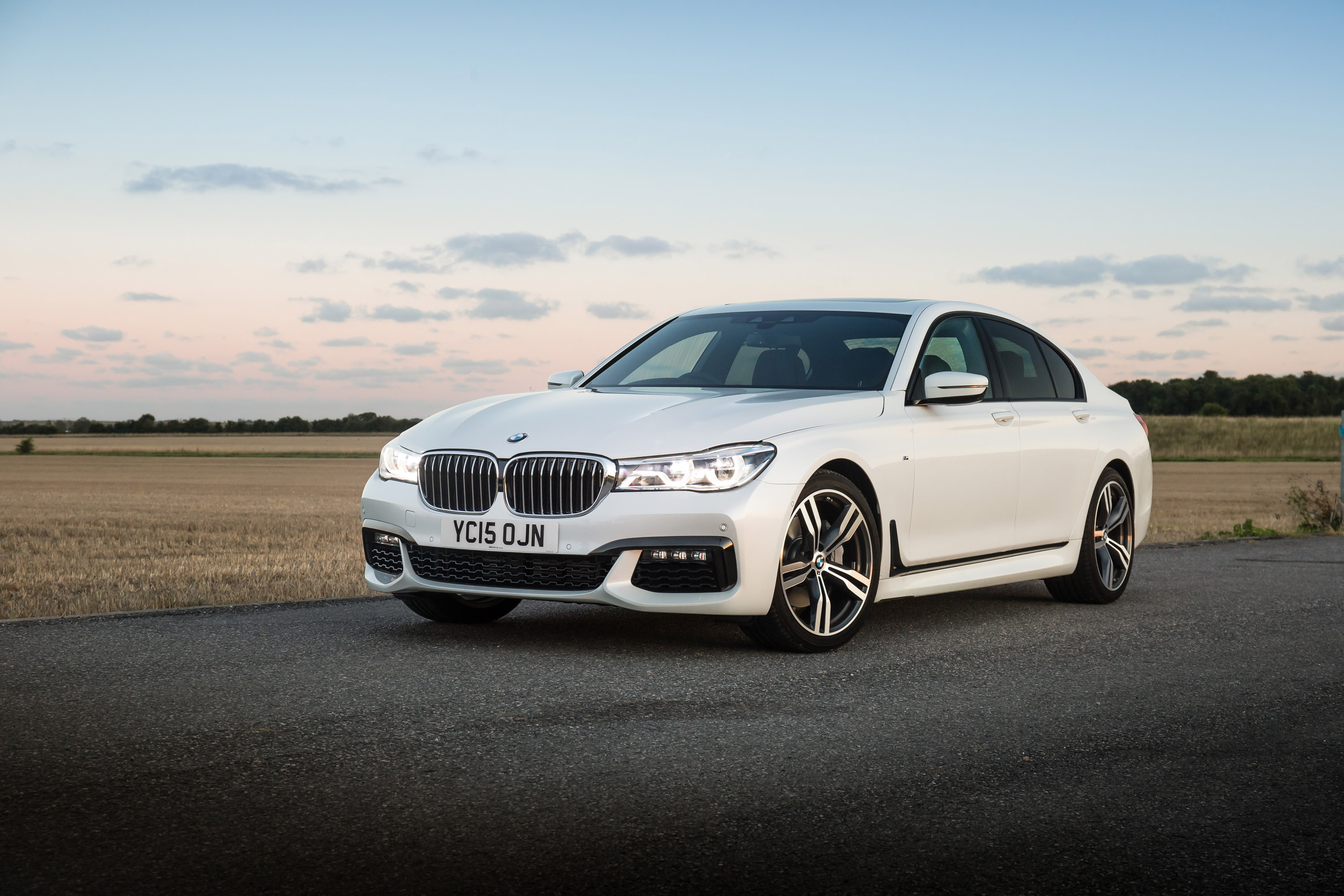BMW 7-Series UK-Version photo #35