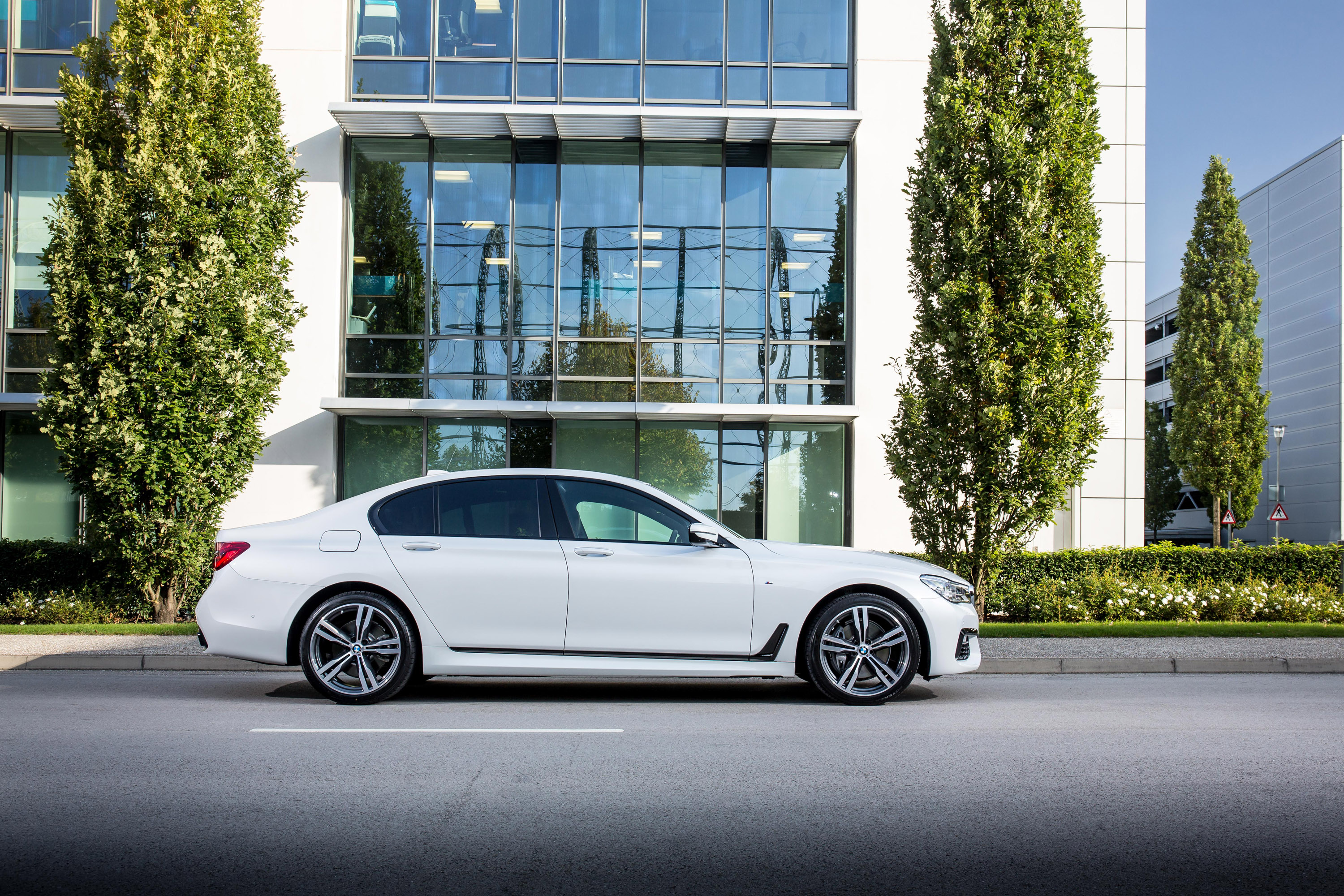 BMW 7-Series UK-Version photo #50